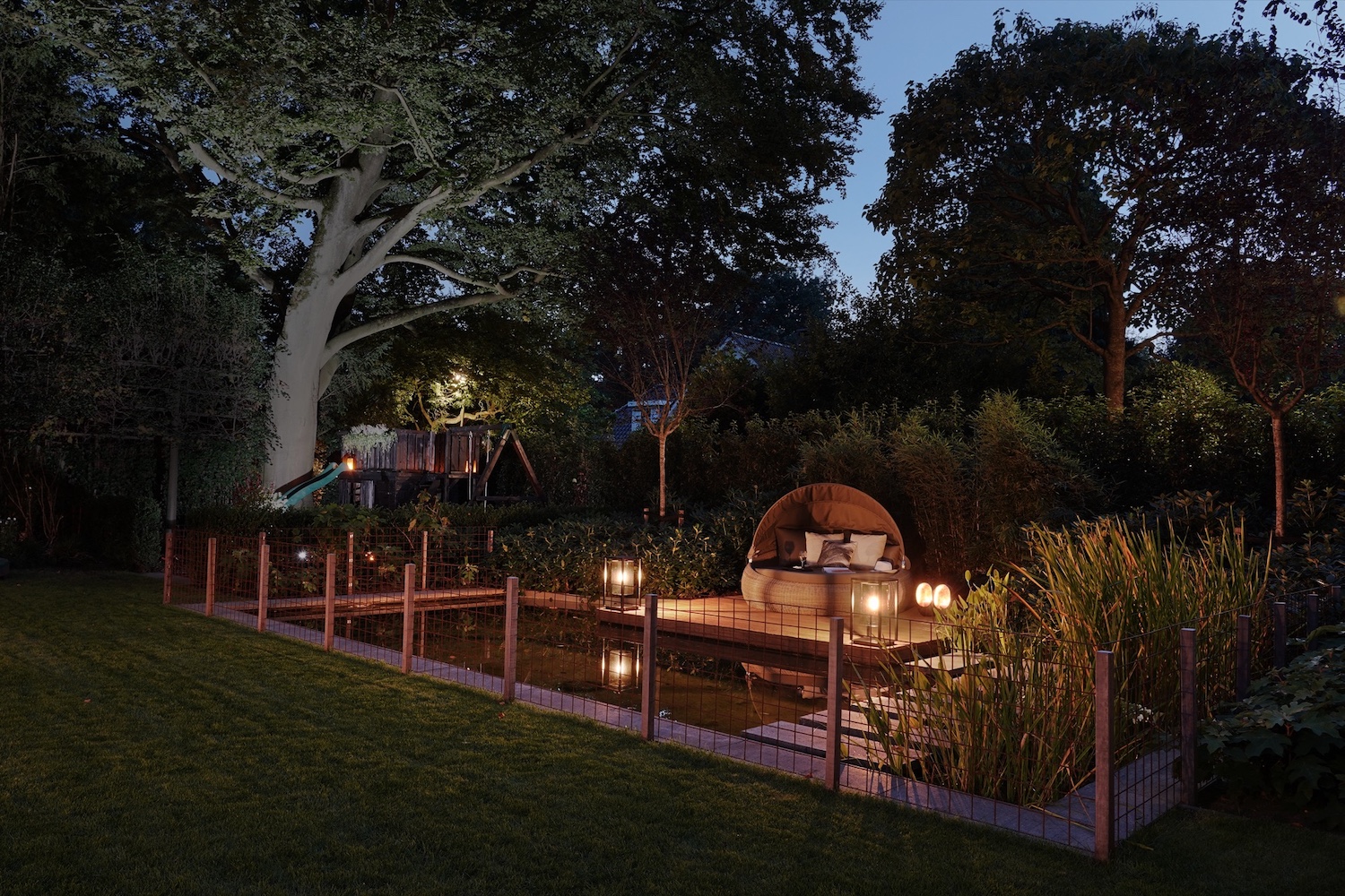 tuin met design buitenlampen