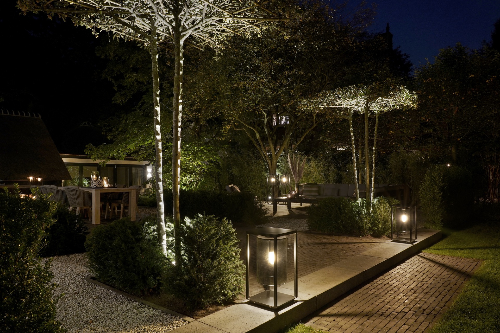 tuin met luxe lampen voor buiten