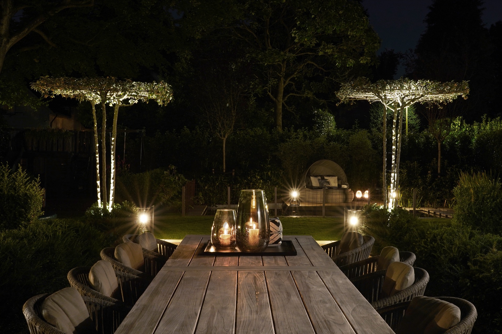 terras buiten met luxe verlichting