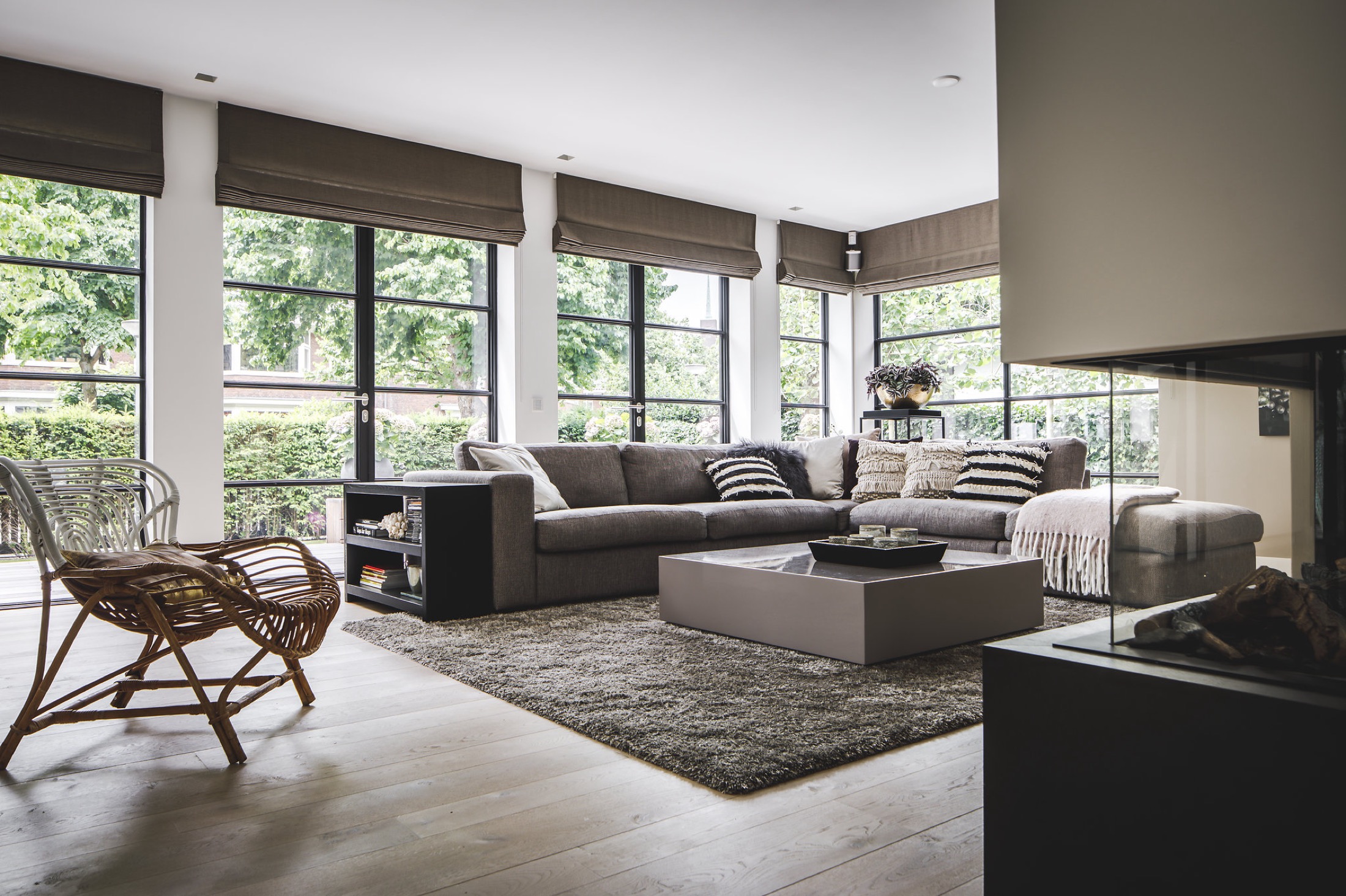 luxe woonkamer inrichting met design meubels
