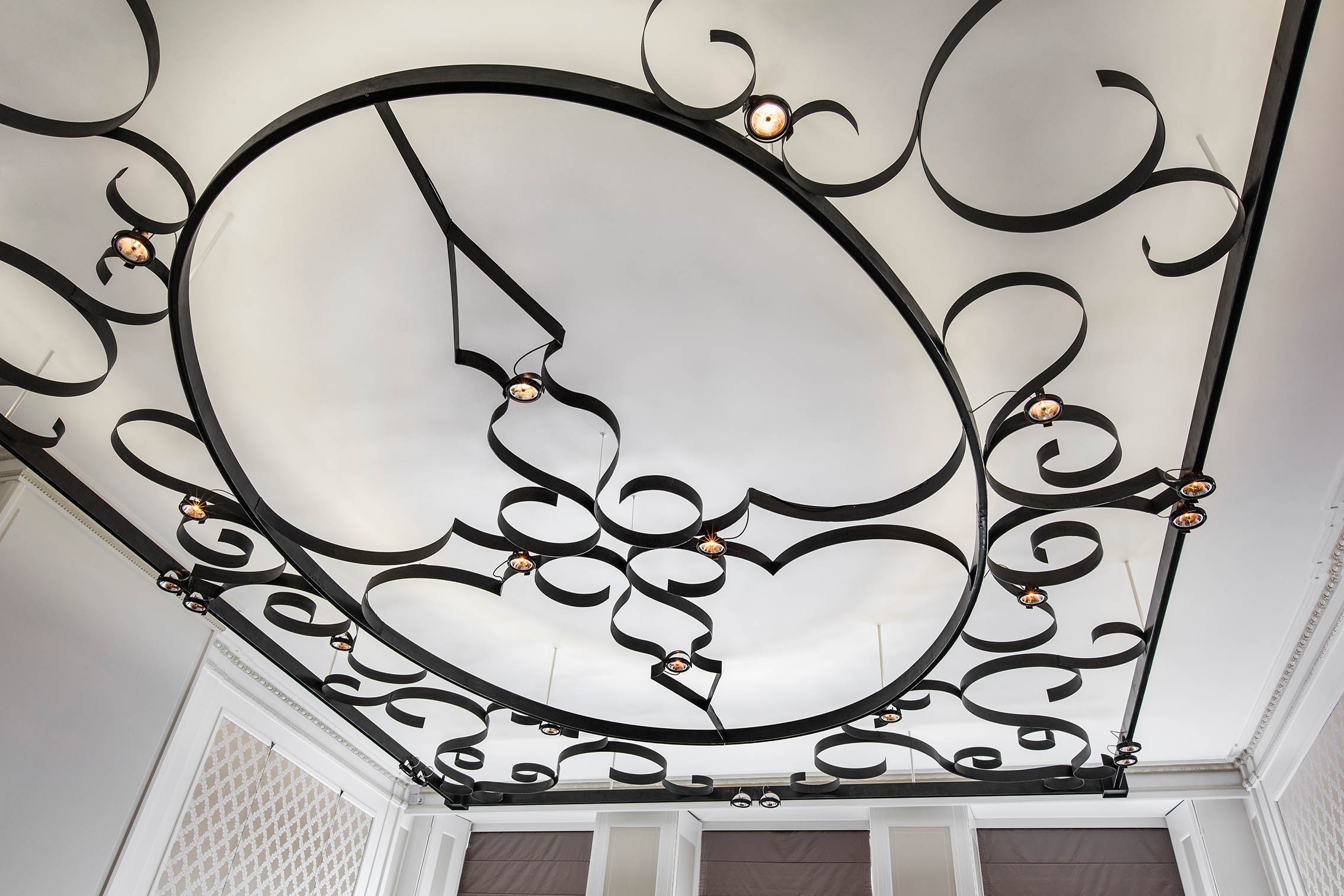plafond met kunstwerk