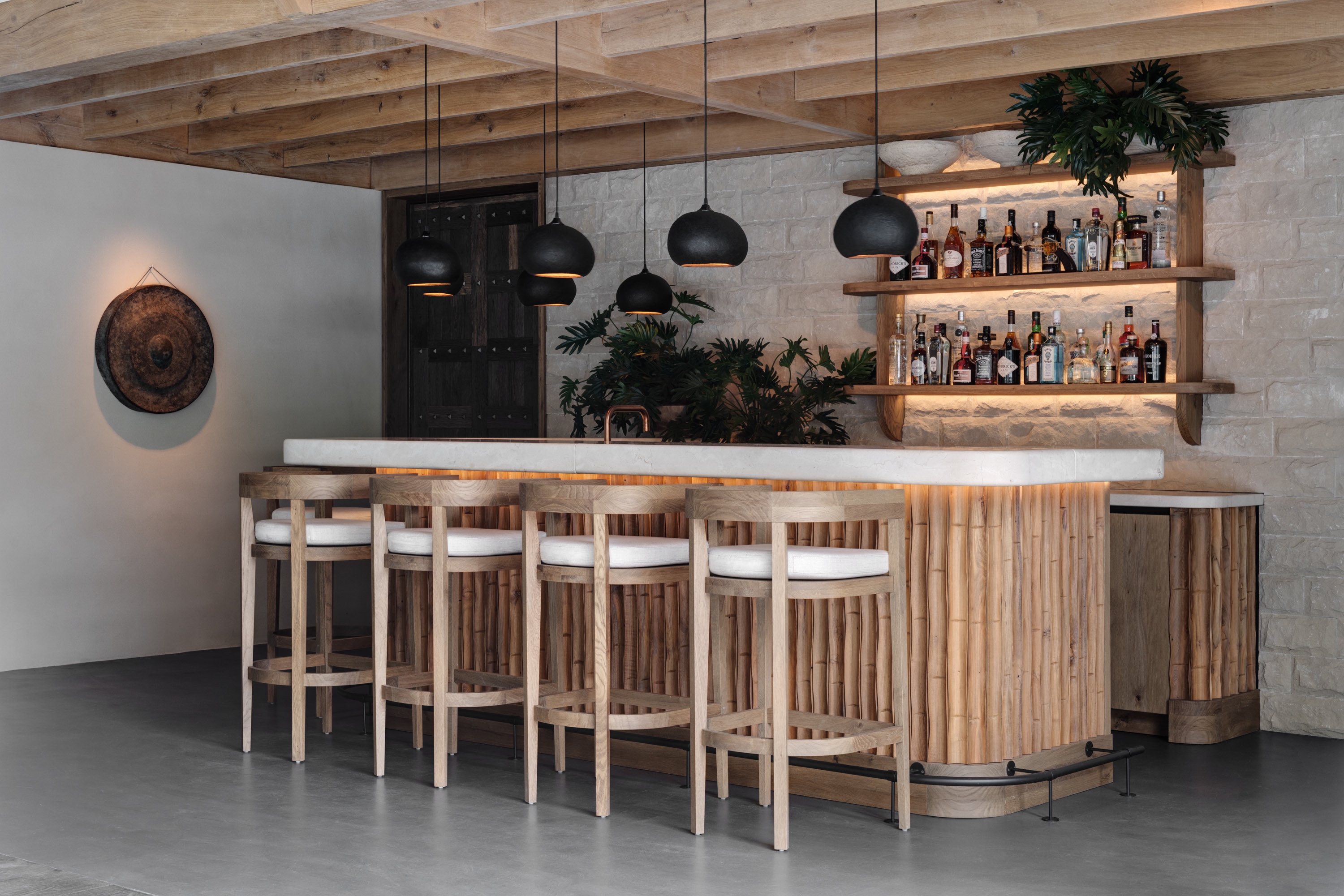 bar in poolhouse met lampen