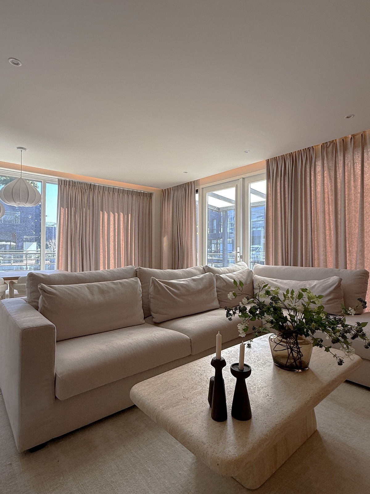 woonkamer met luxe bank