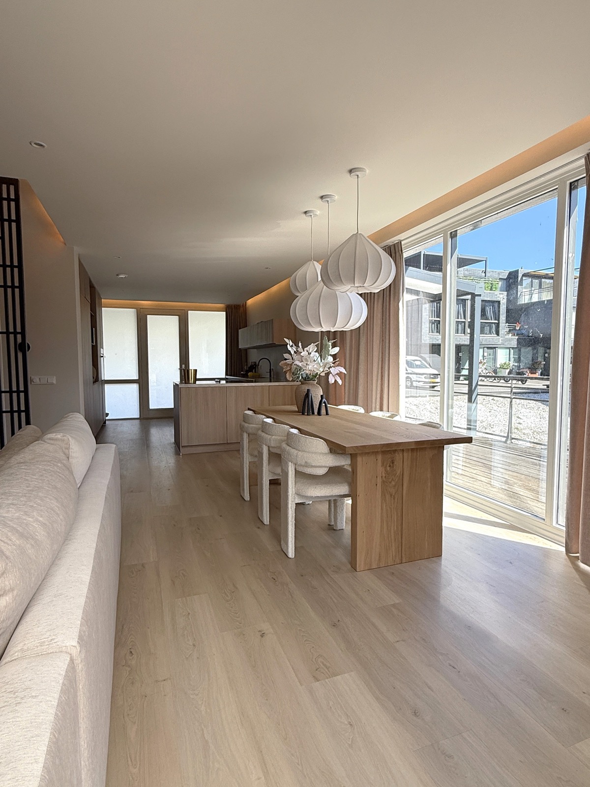 eetkamer met luxe tafel en stoelen