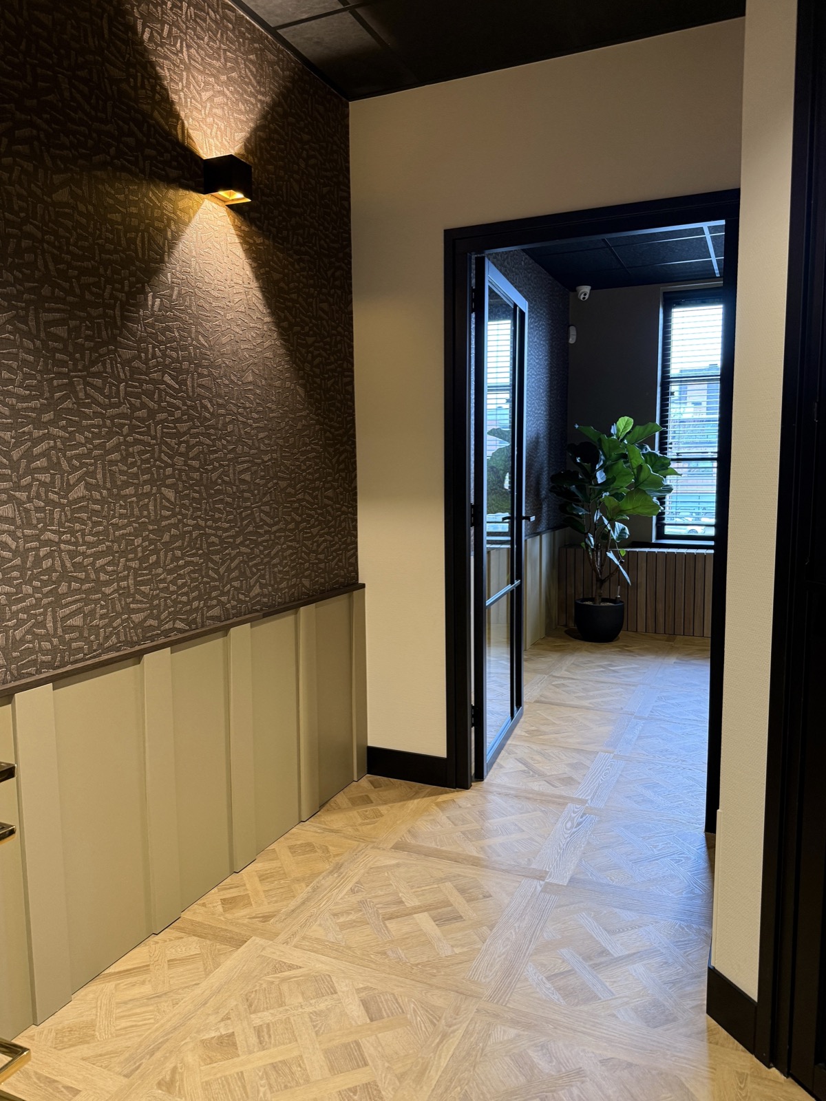 hal met wandverlichting