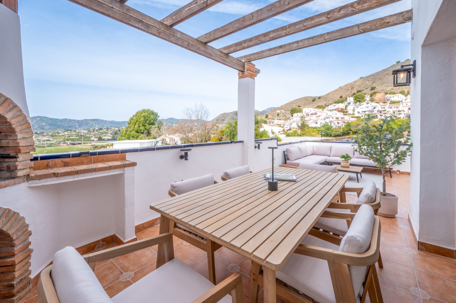 balkon met luxe buitenmeubels