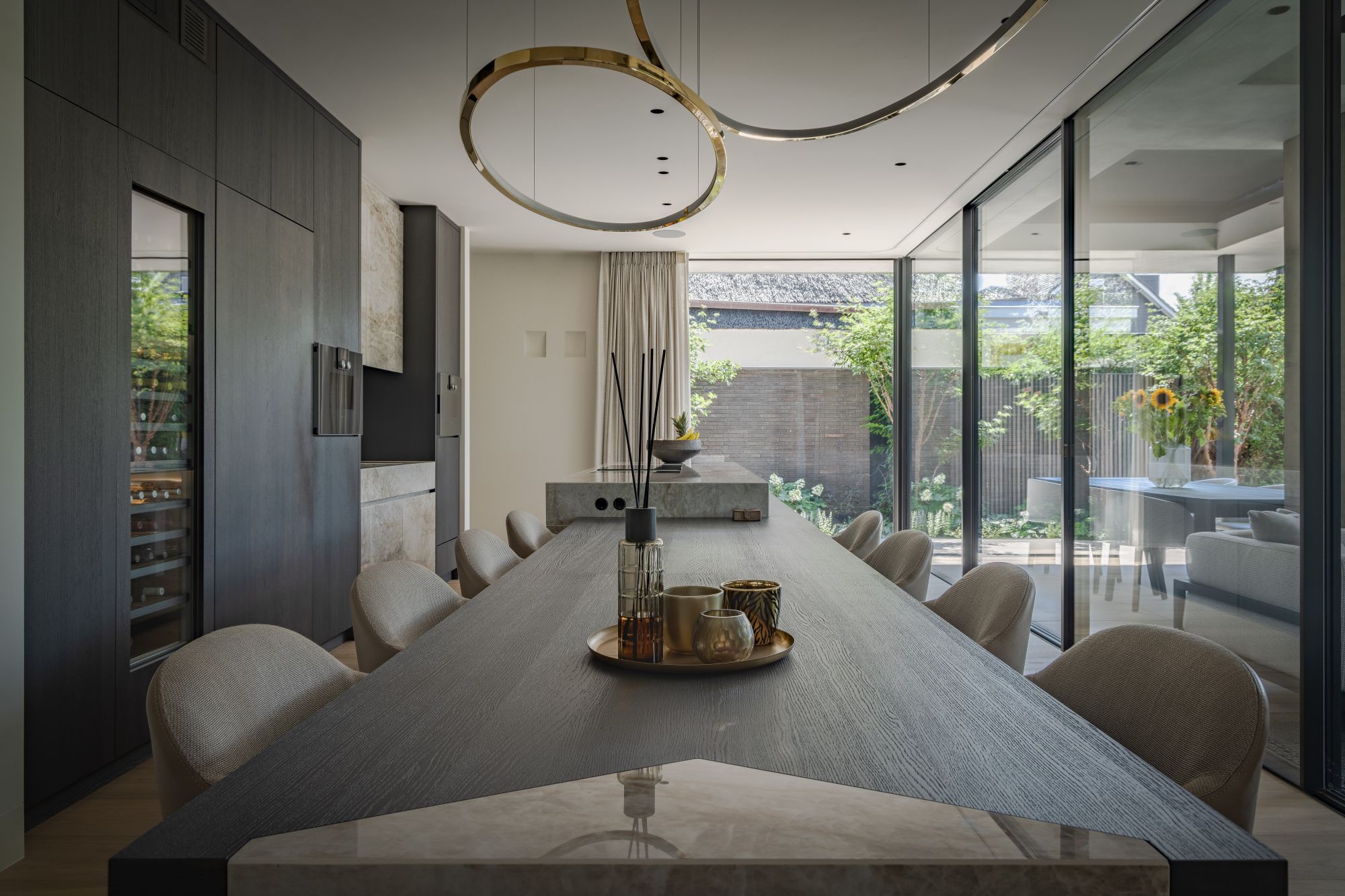 luxe eetkamer met keuken