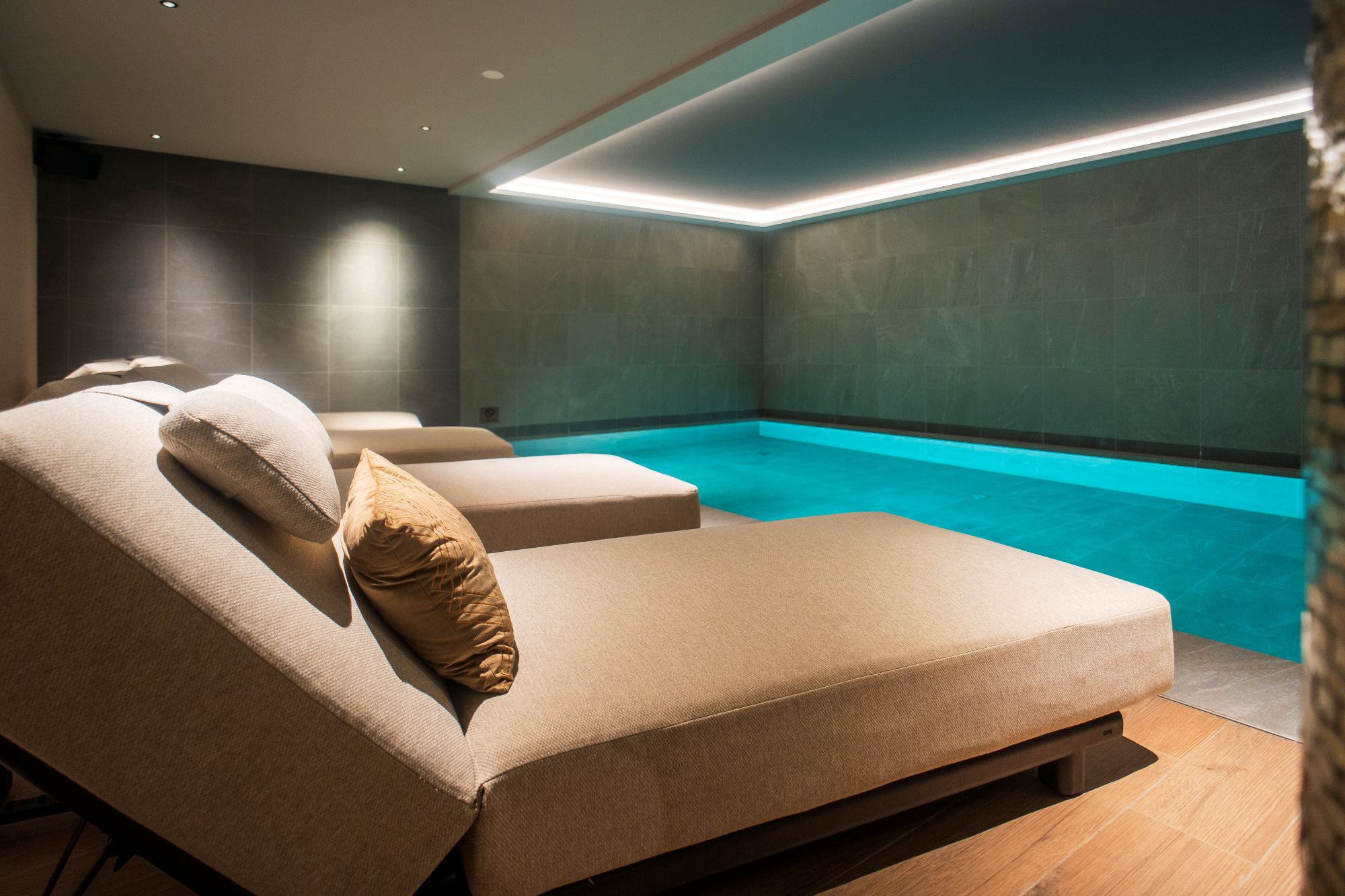 binnenzwembad met ligbedden