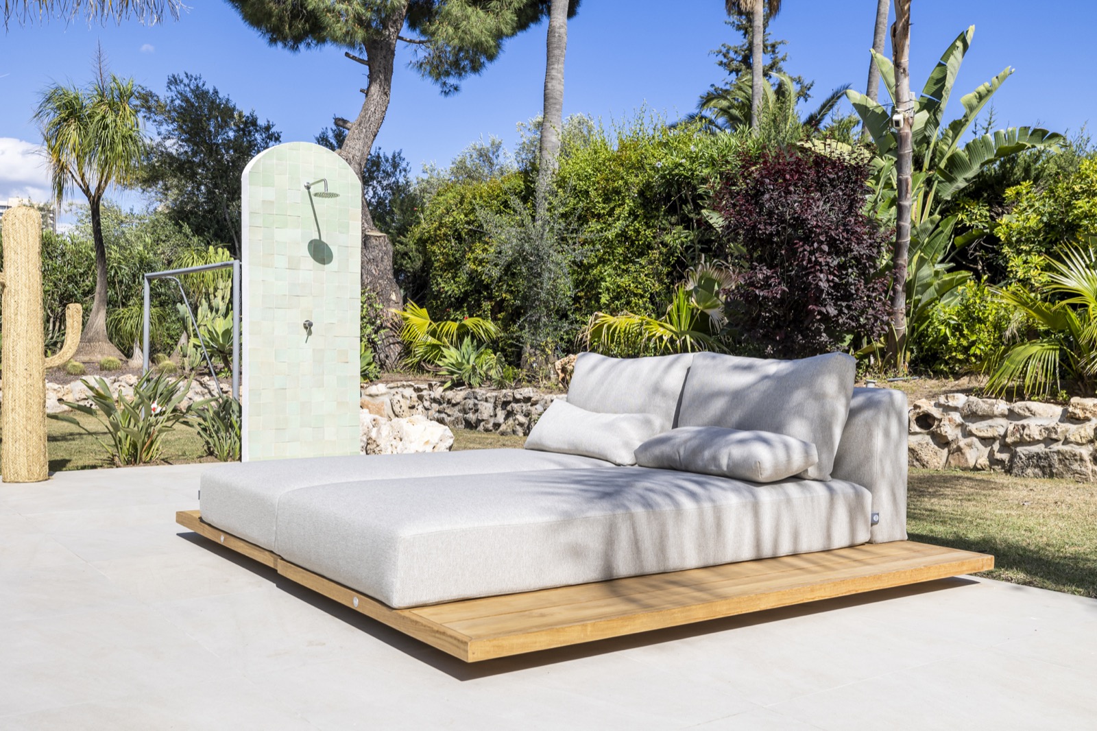 luxe ligbed in tuin