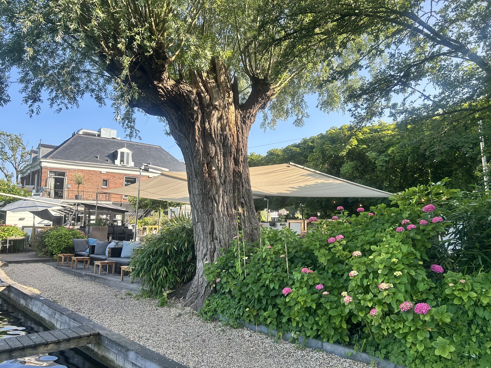 restaurant tuin met schaduwzeil