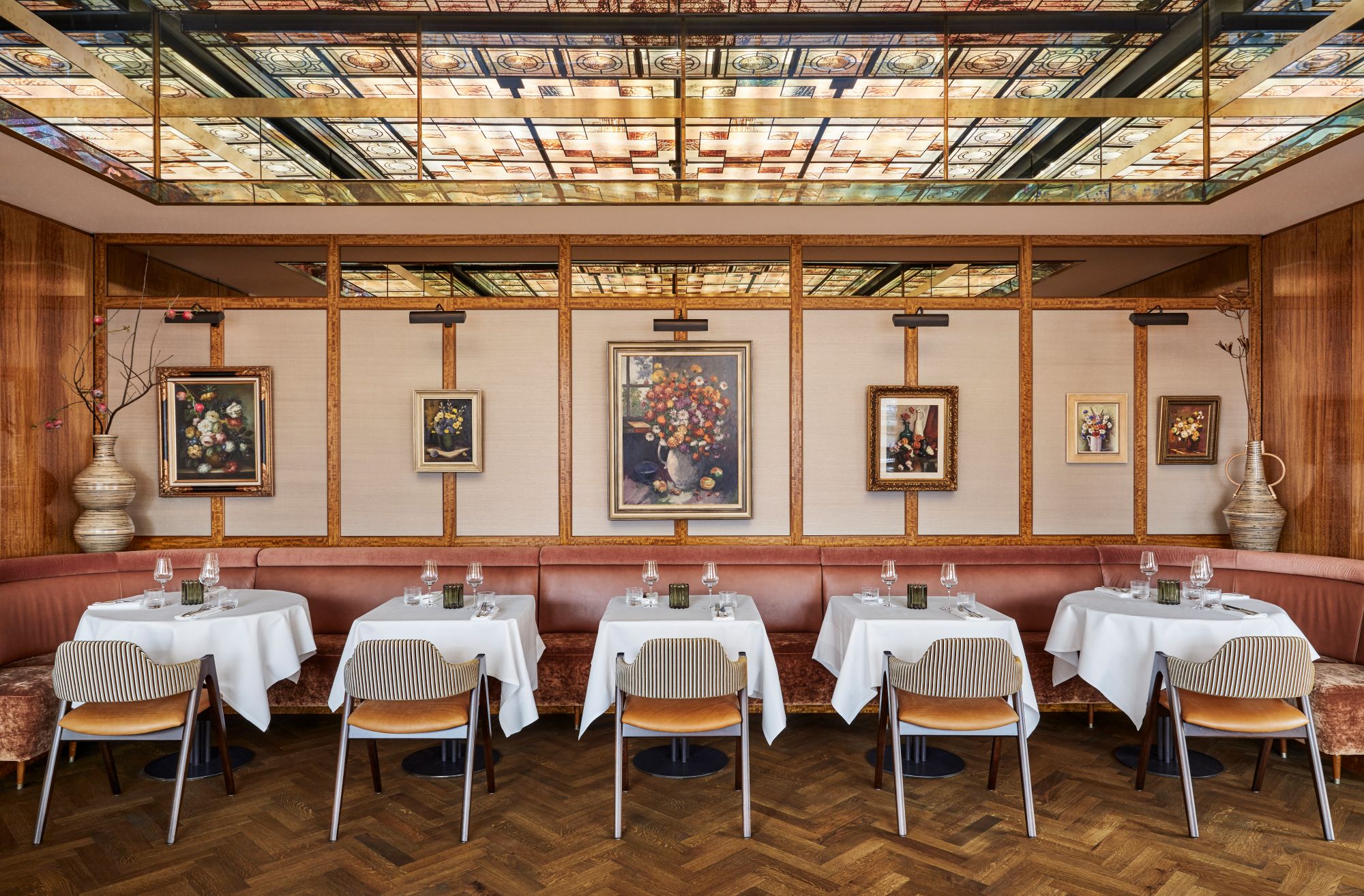 restaurant met houten vloer