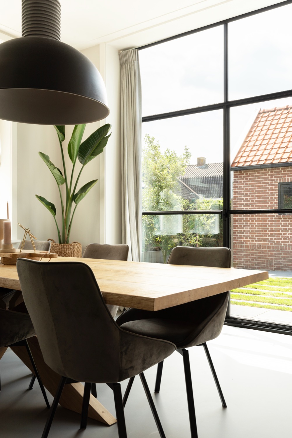 eettafel met lamp