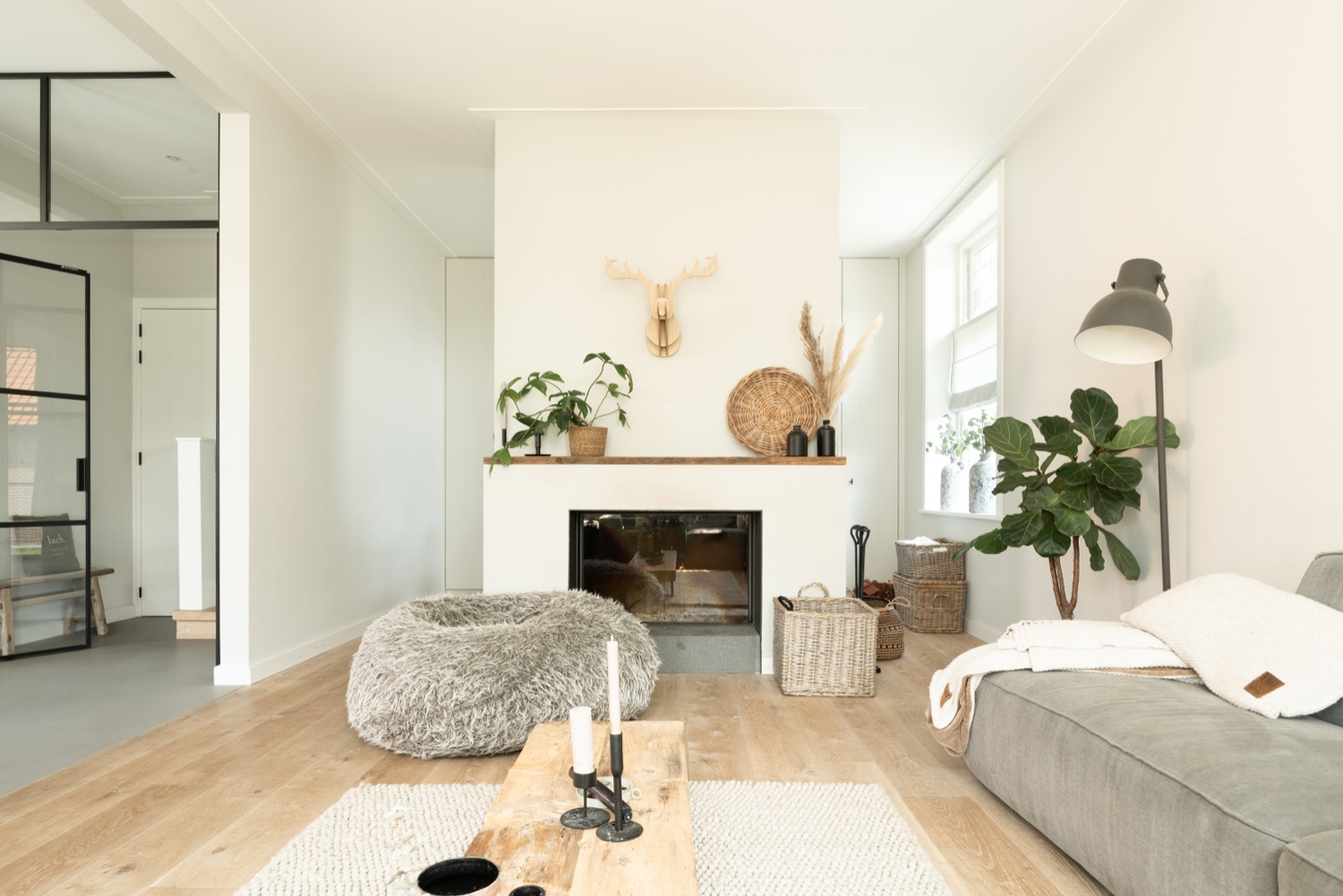 woonkamer met haard