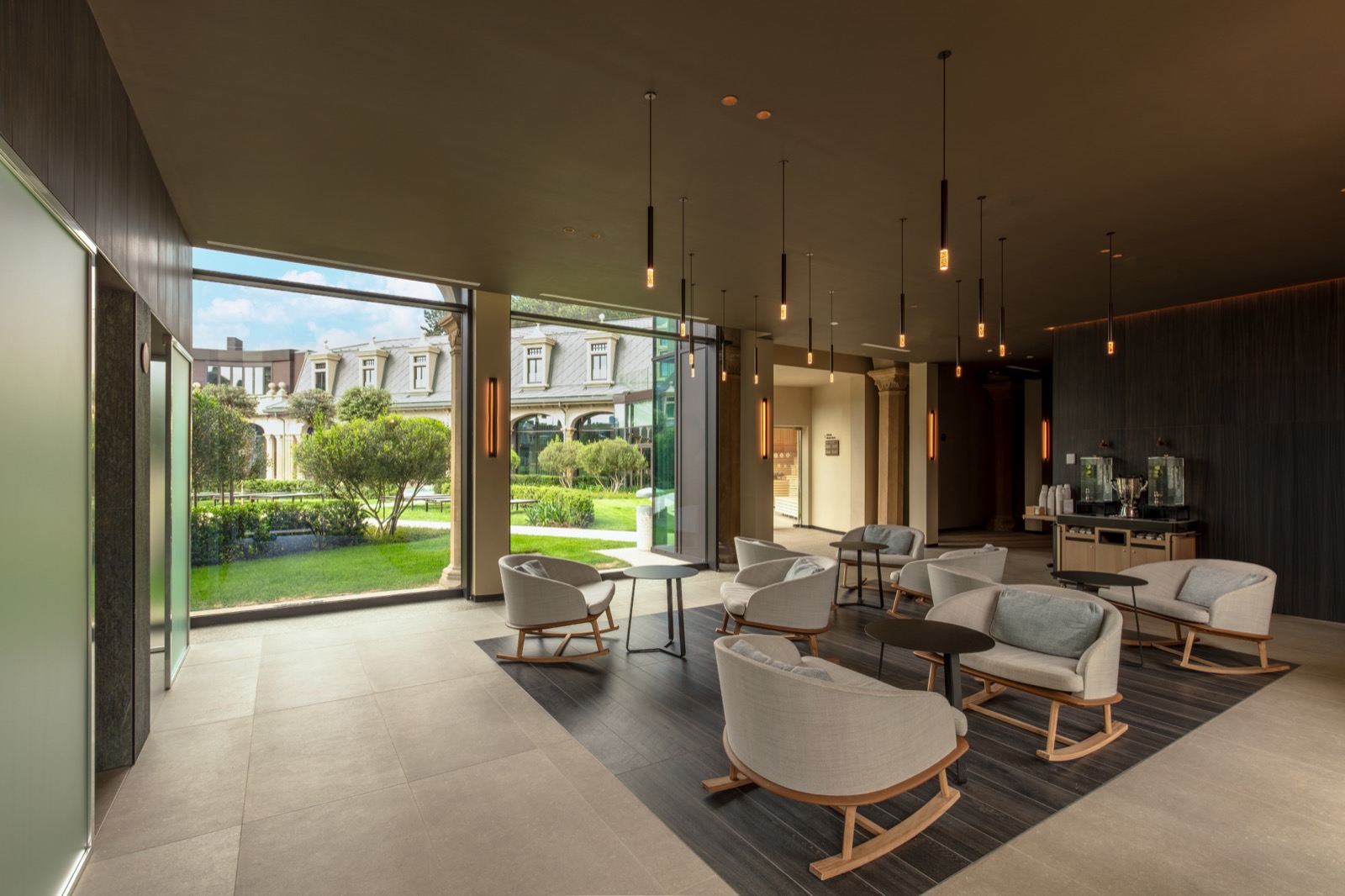 interieur met luxe loungemeubels