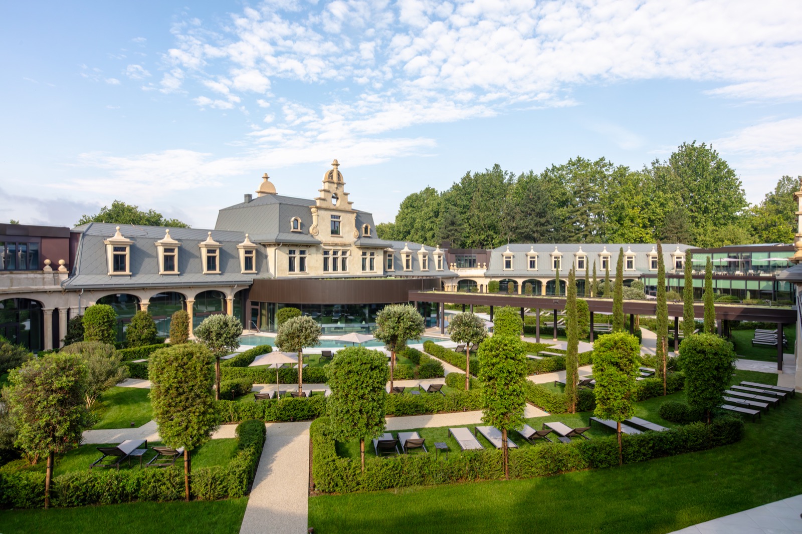 wellnesstuin met luxe lounge sets