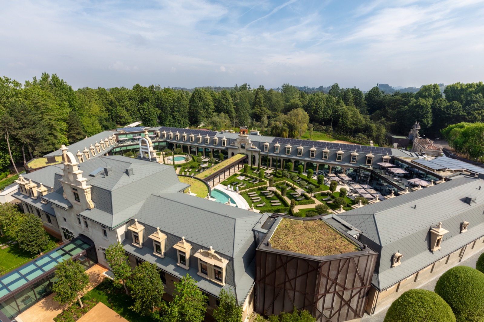 wellnesstuin met luxe outdoor meubelen