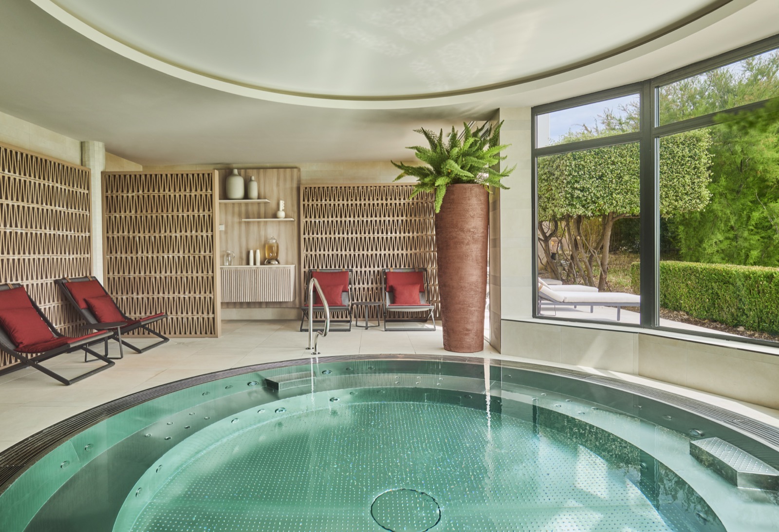 zwembad met design ligbedden