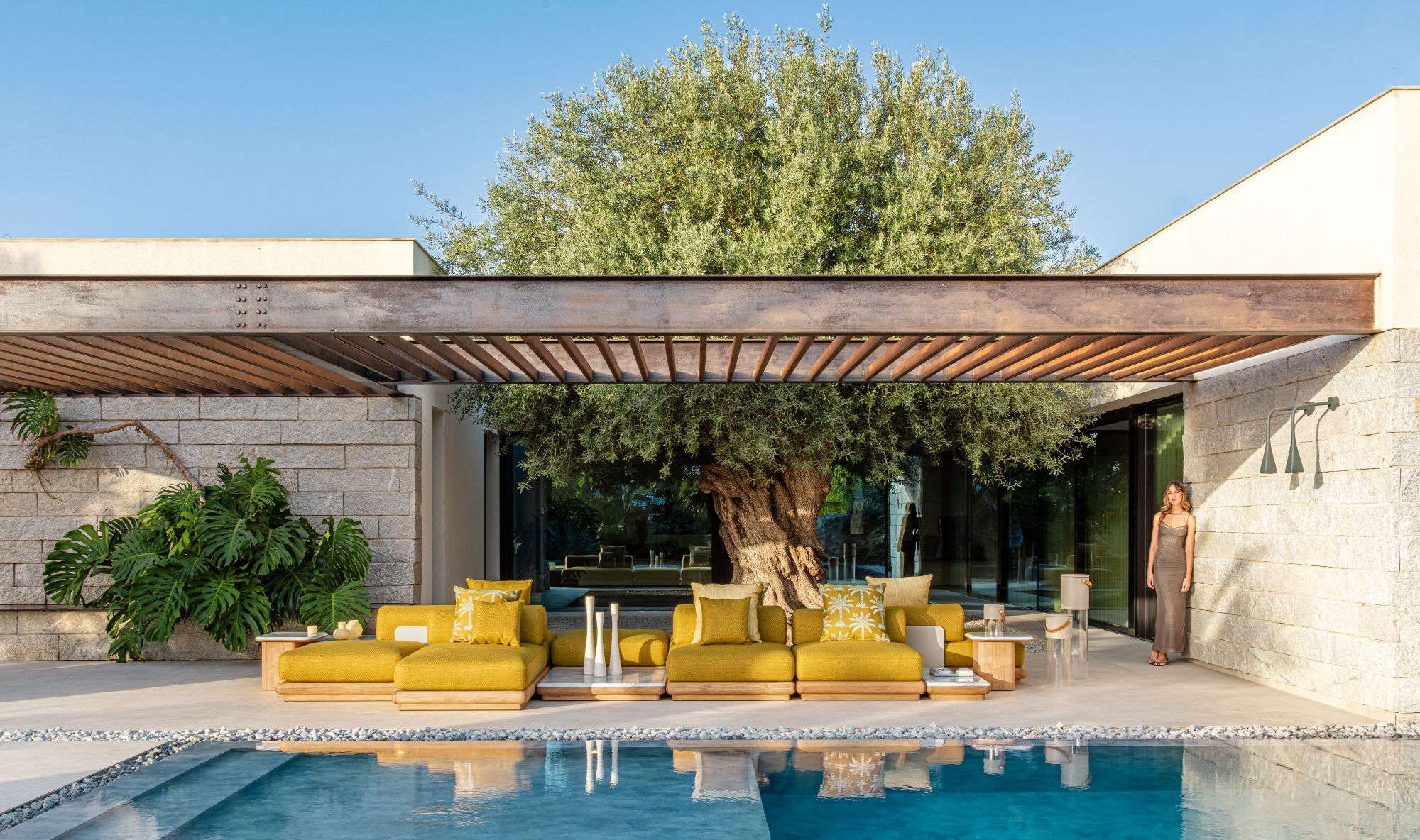 lounge set bij zwembad