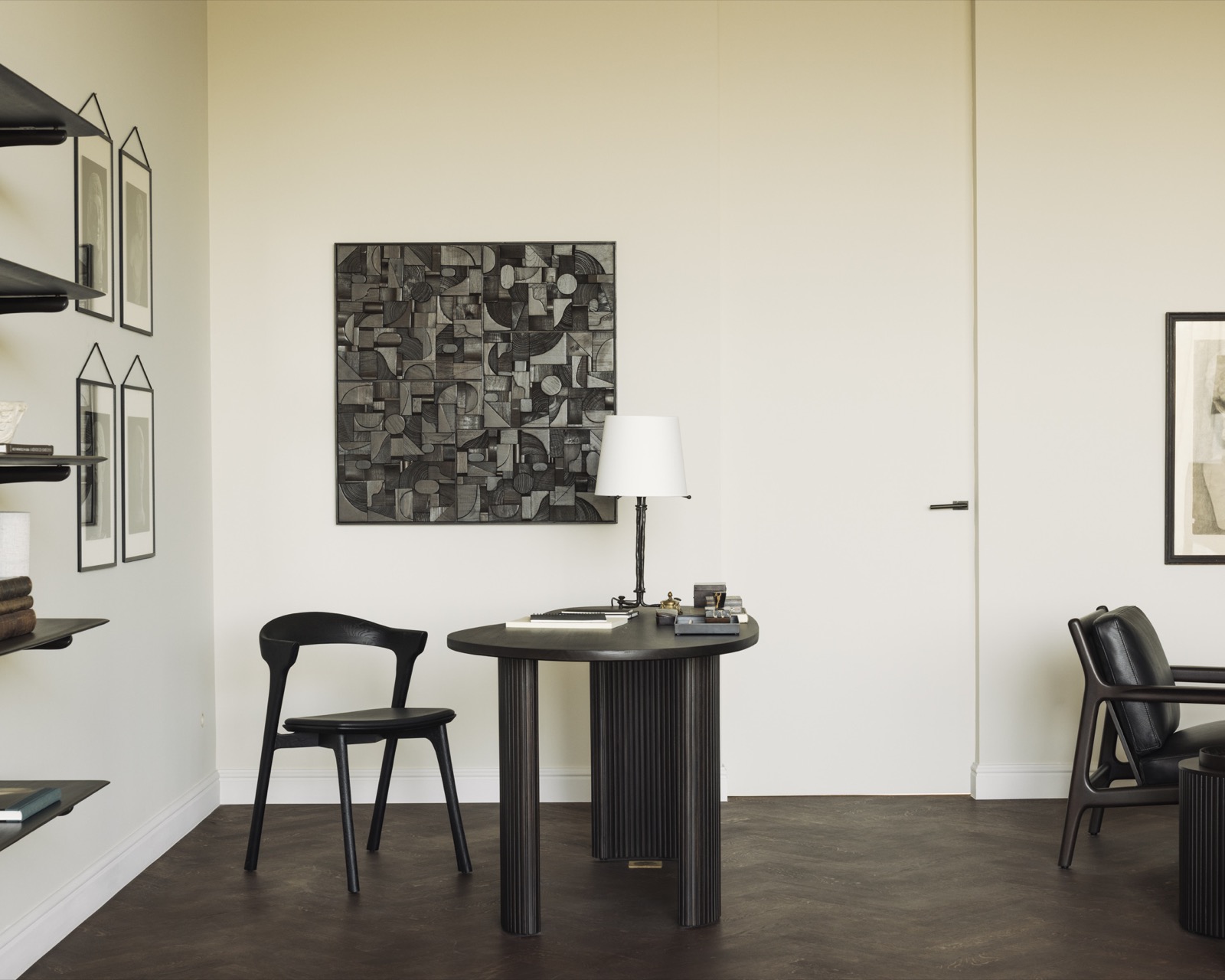 werkruimte met luxe wandafwerking