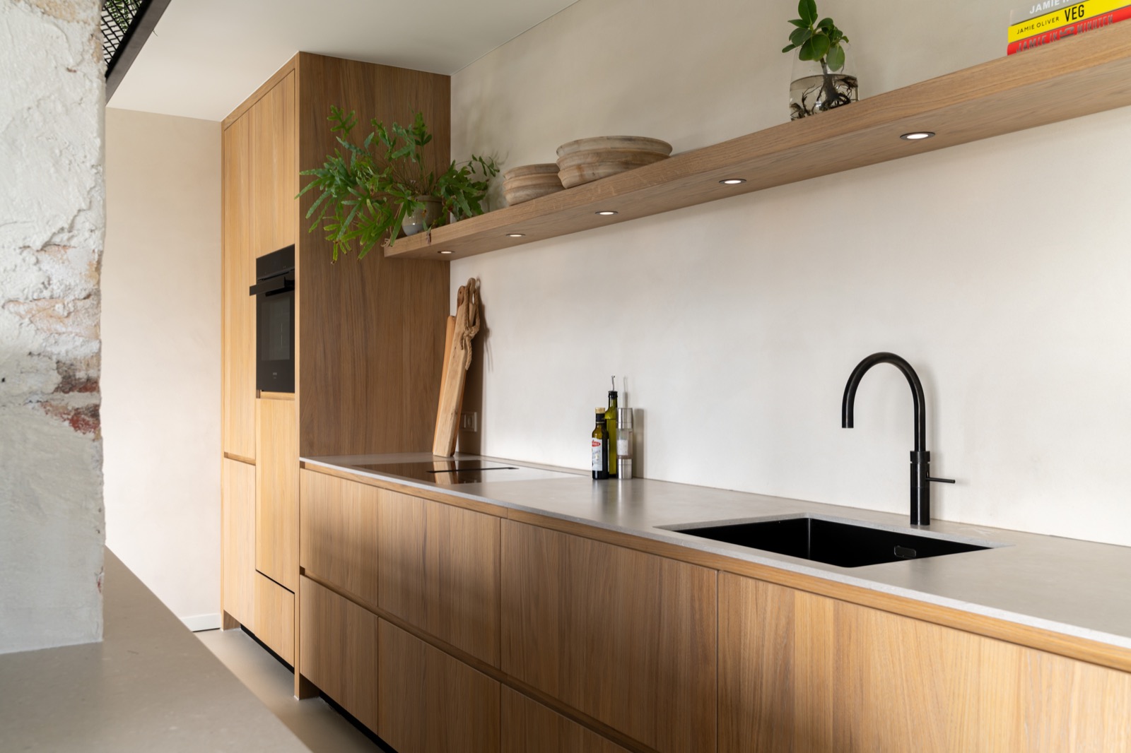 luxe keuken met inbouwapparatuur