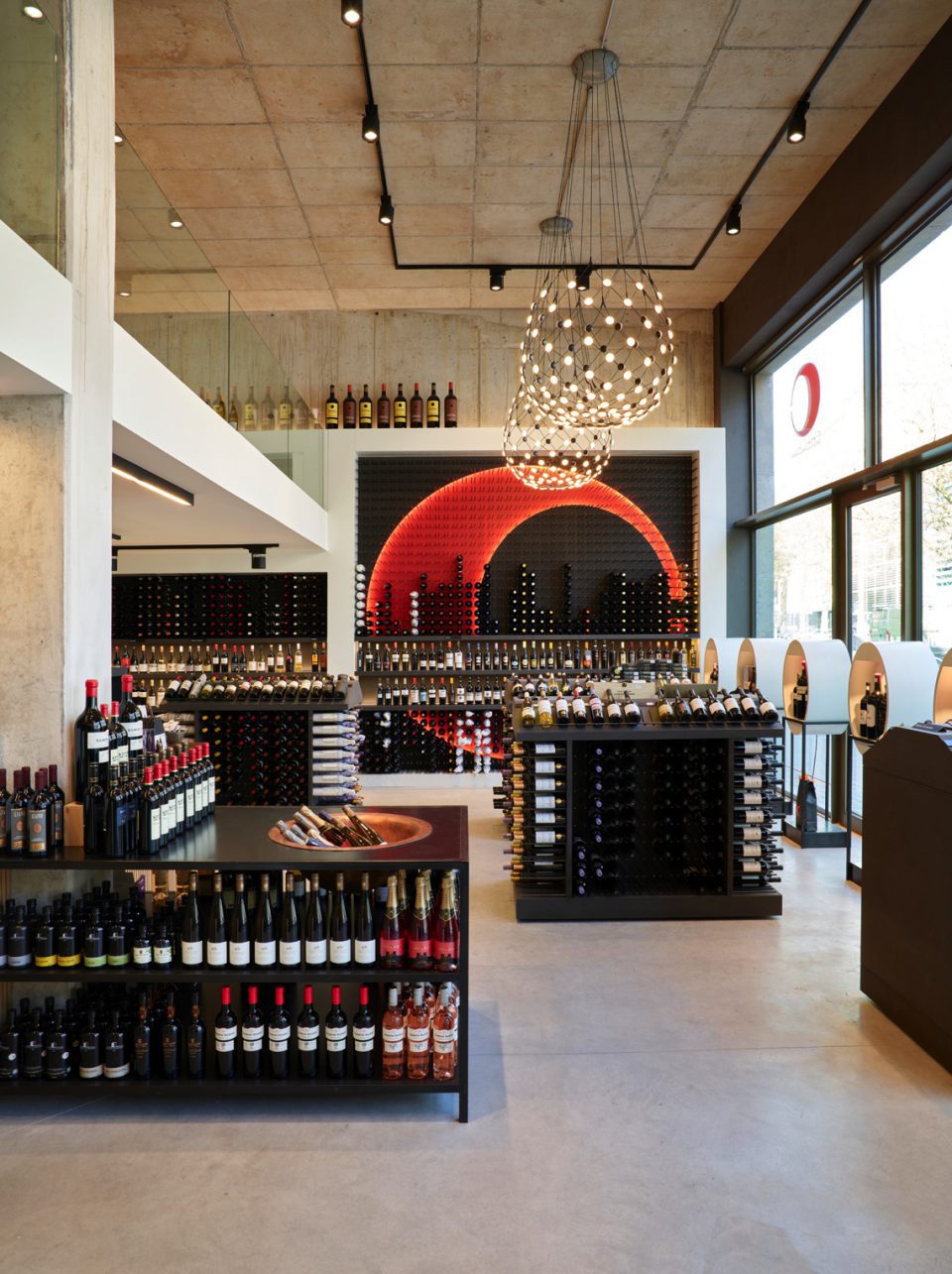 interieur winkel met wijnkast