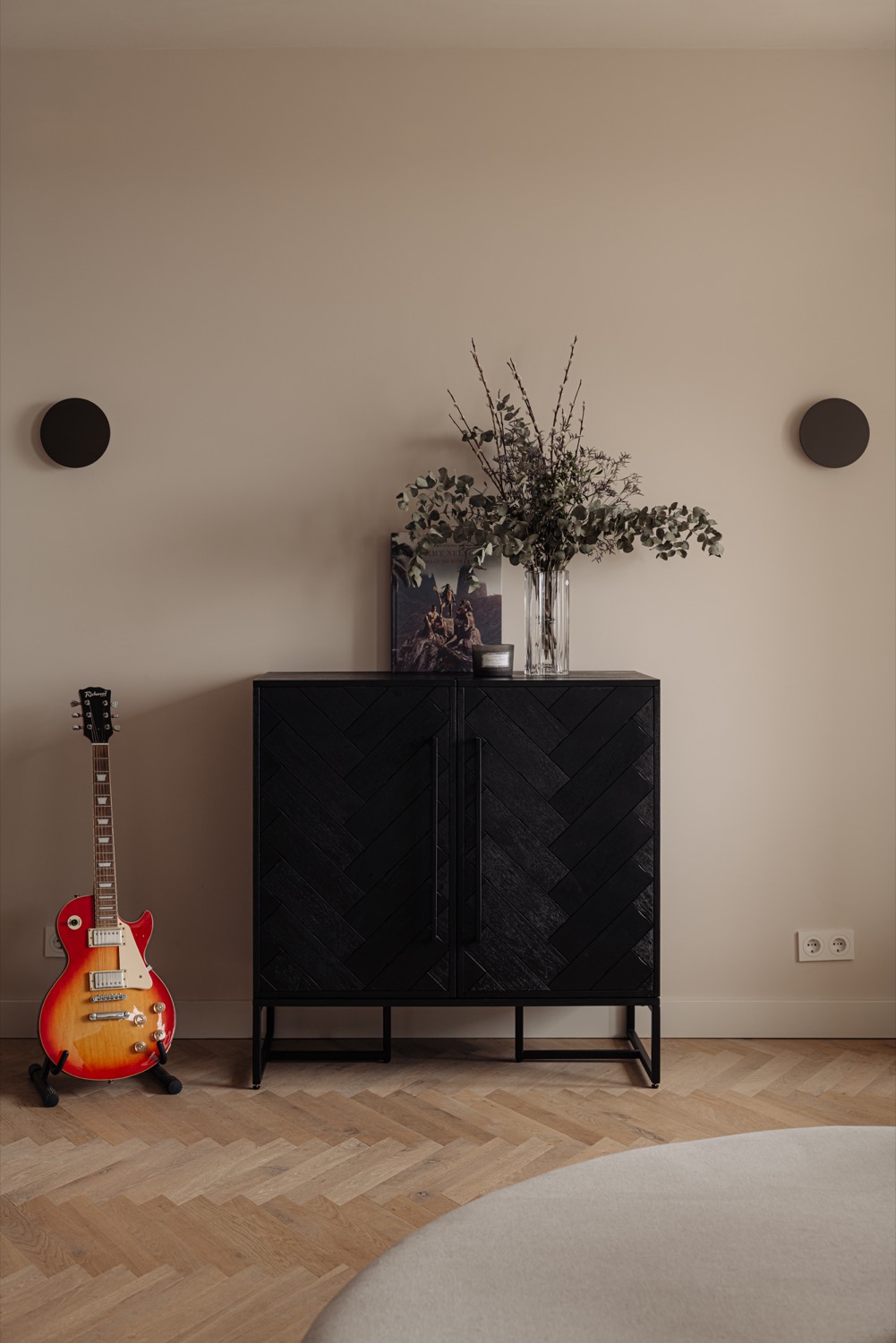 kast met gitaar