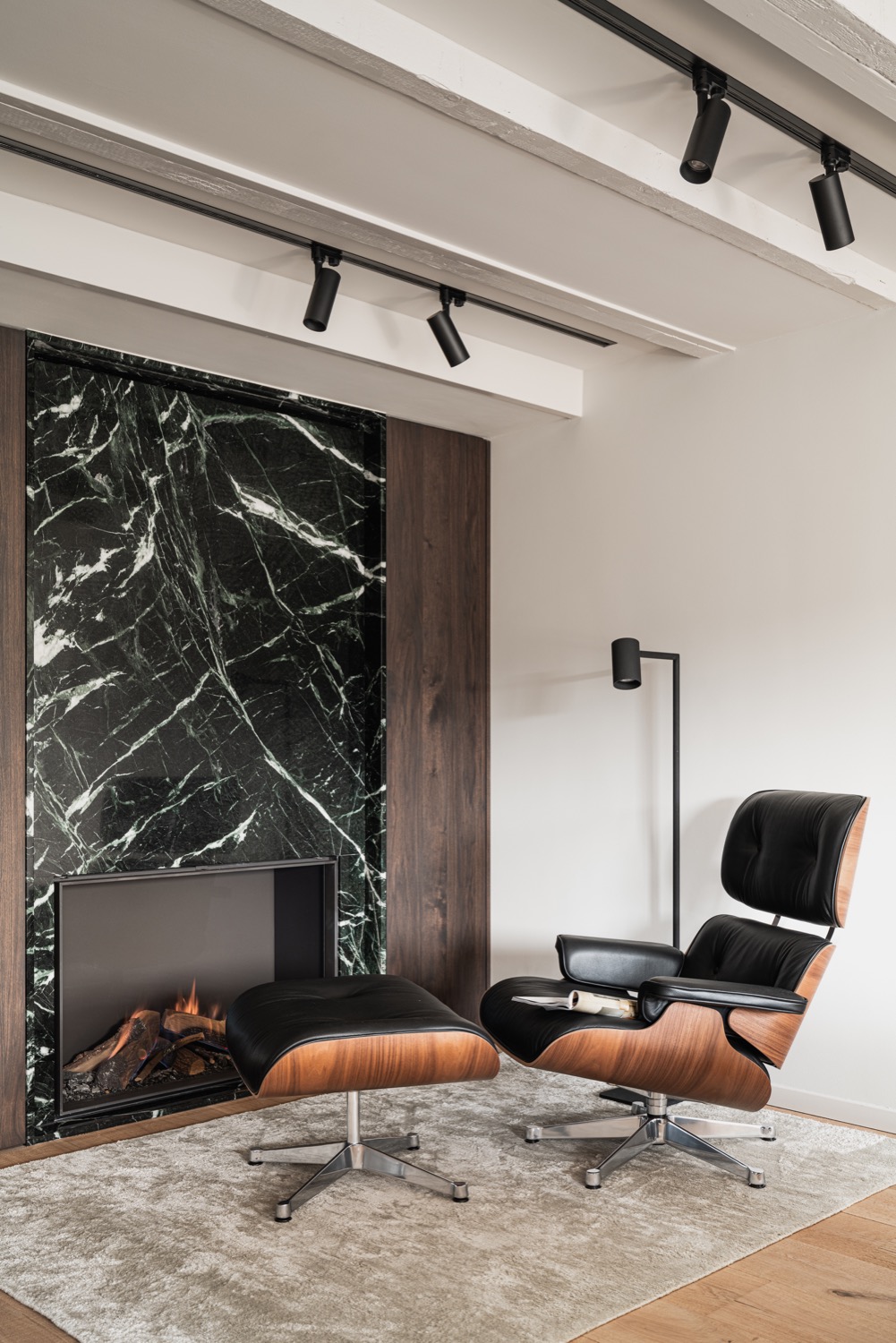 designstoel bij haard