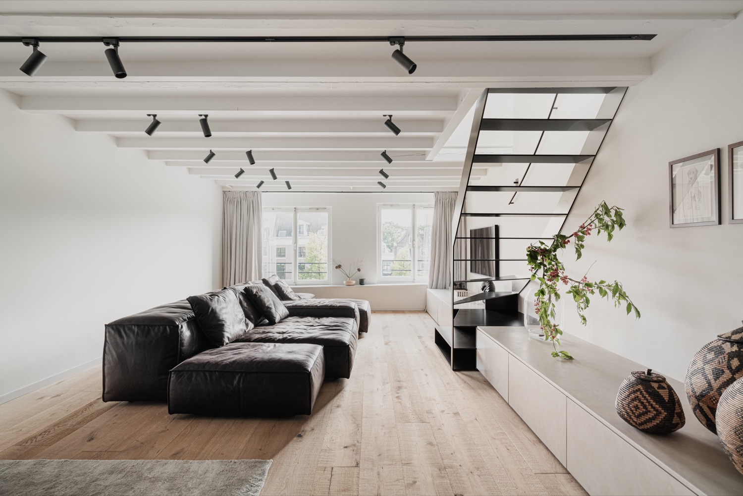 luxe woonkamer met trap