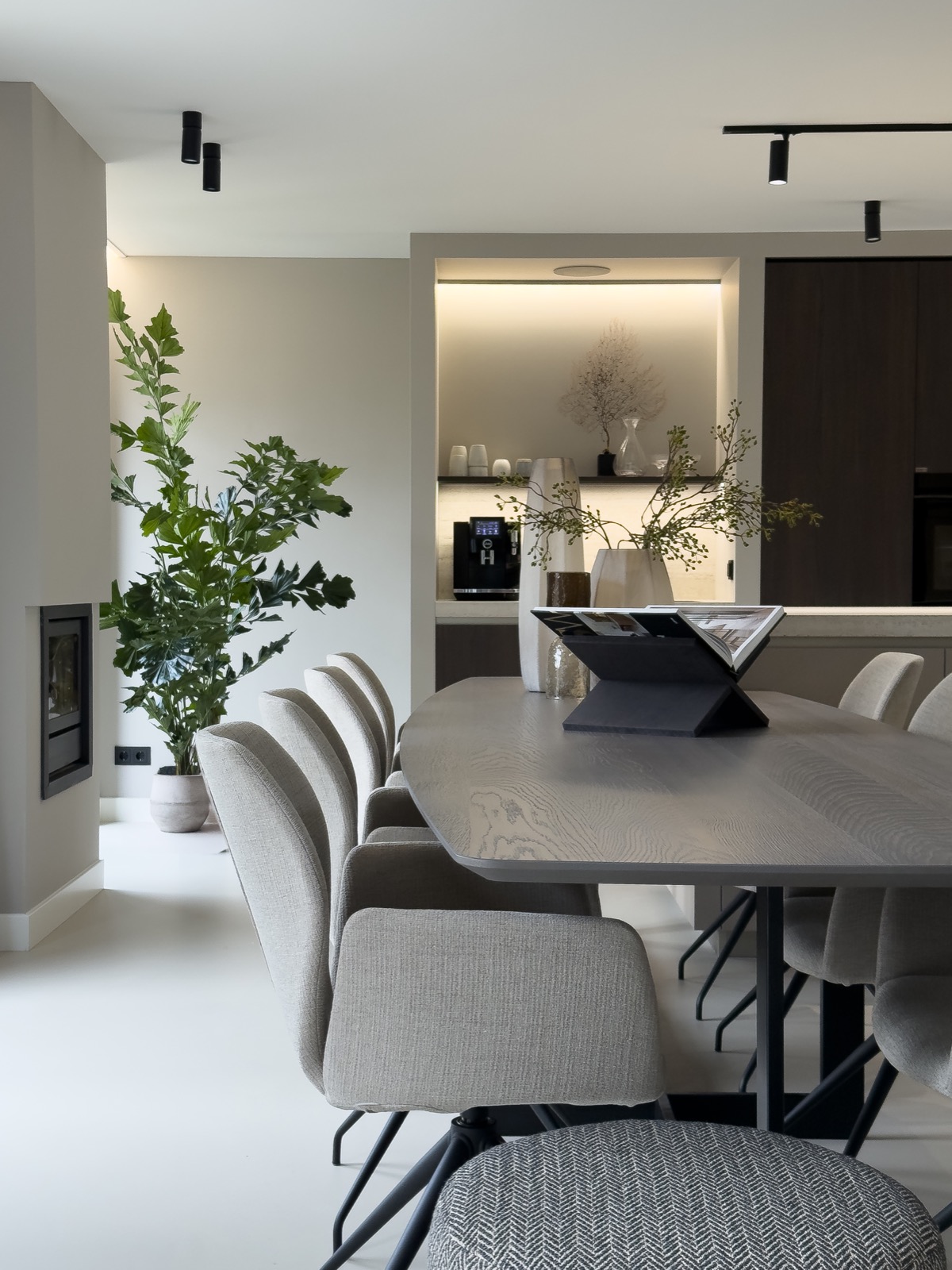 luxe keuken met maatwerk tafel