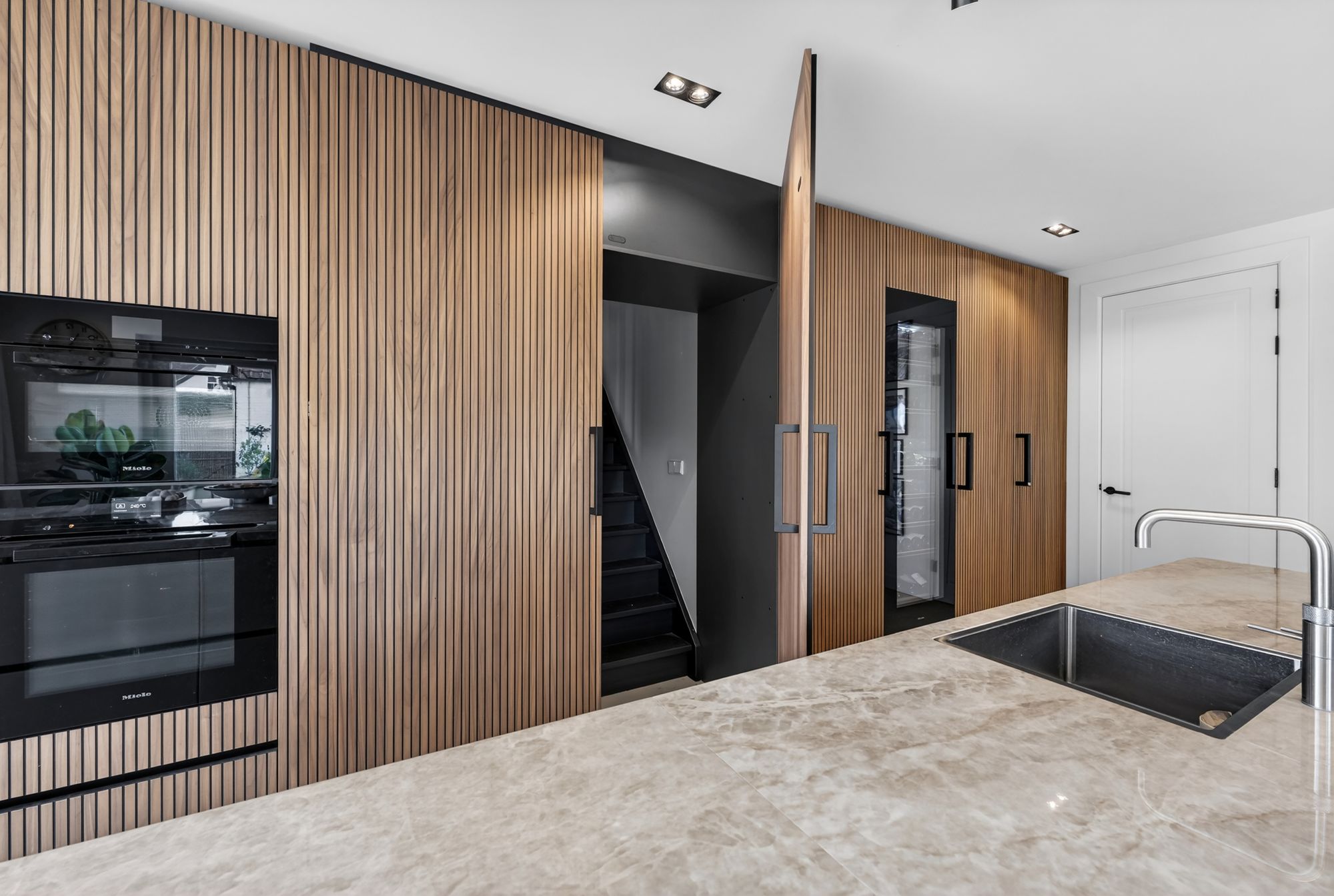 wandkast met deur