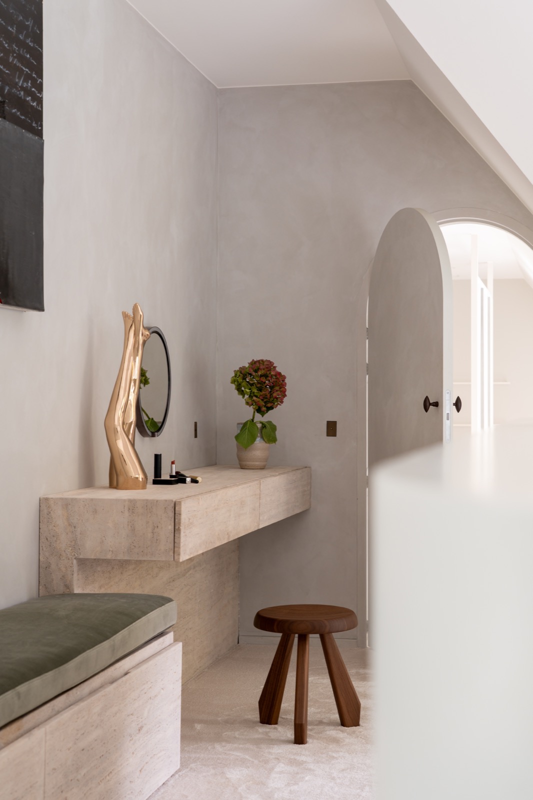 maatwerk dressoir met luxe wandafwerking