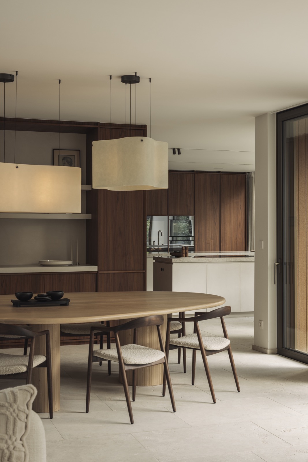 eetkamer met luxe plafondafwerking
