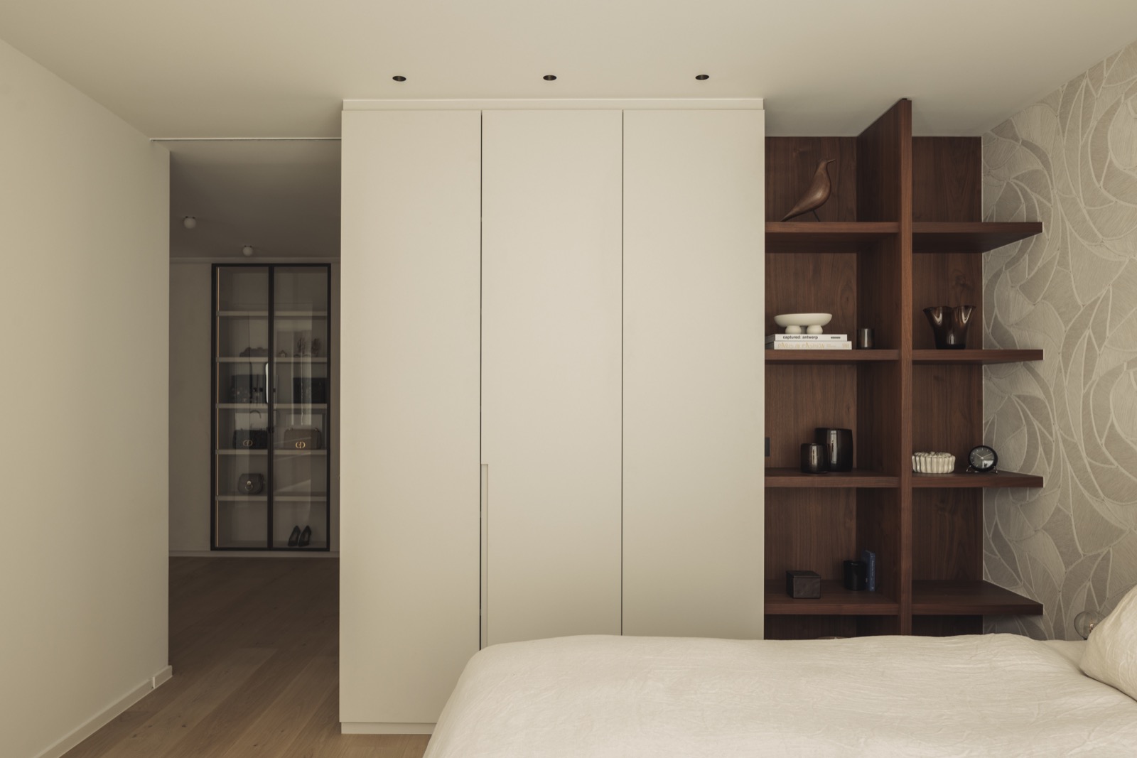 slaapkamer met luxe wandafwerking