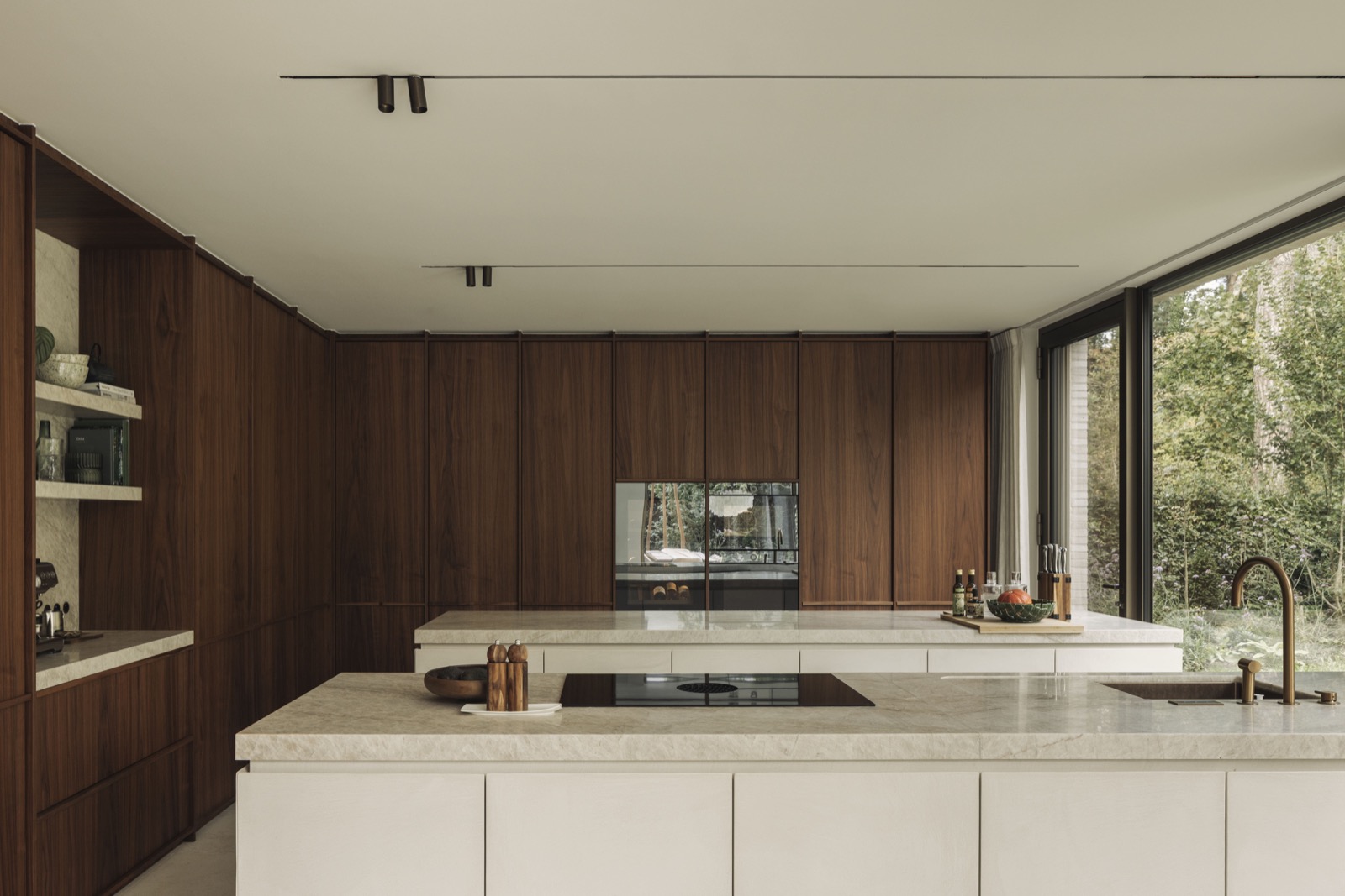 design keuken met luxe wandafwerking