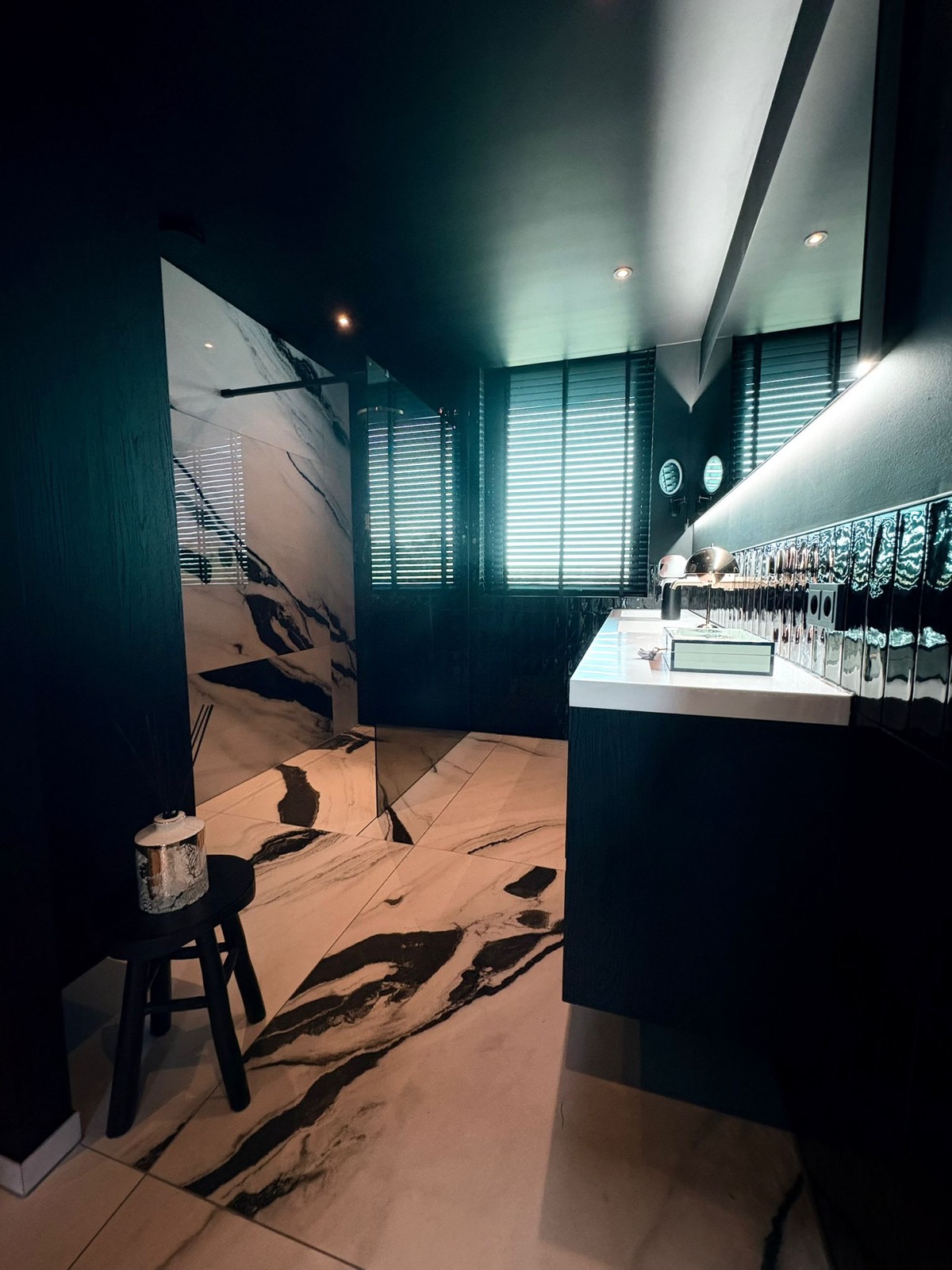 badkamer met luxe meubels