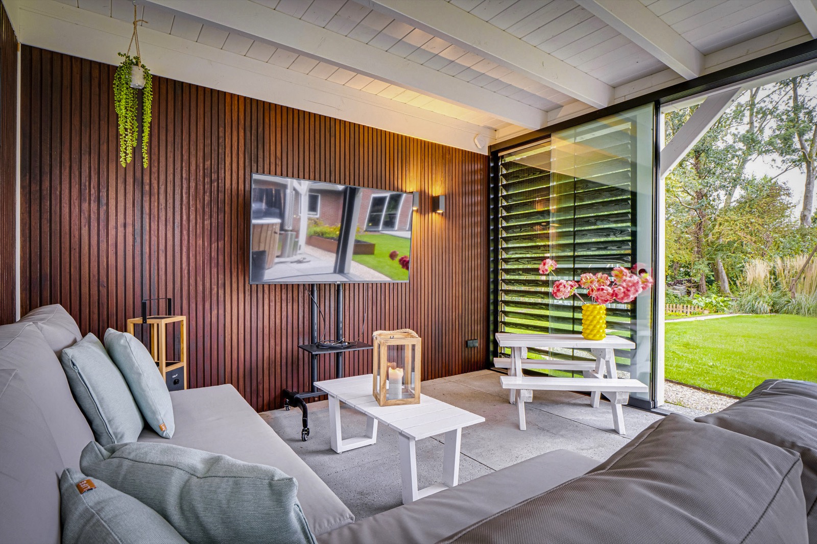 luxe overkapping met glazen schuifwanden