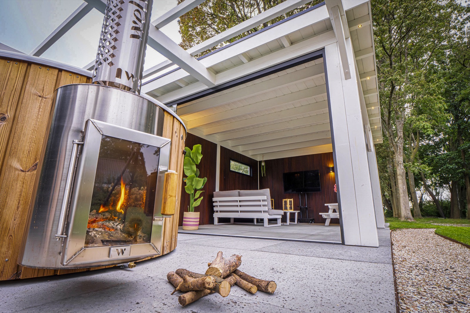 luxe overkapping met buitenhaard