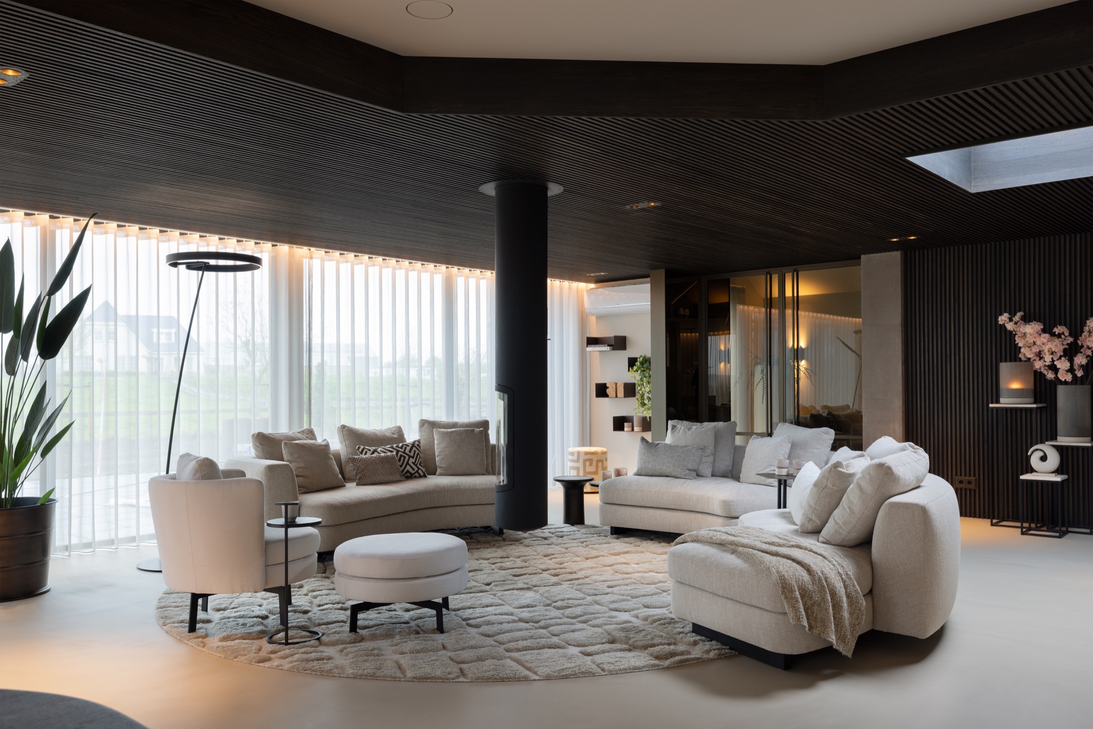 woonkamer met luxe lampen