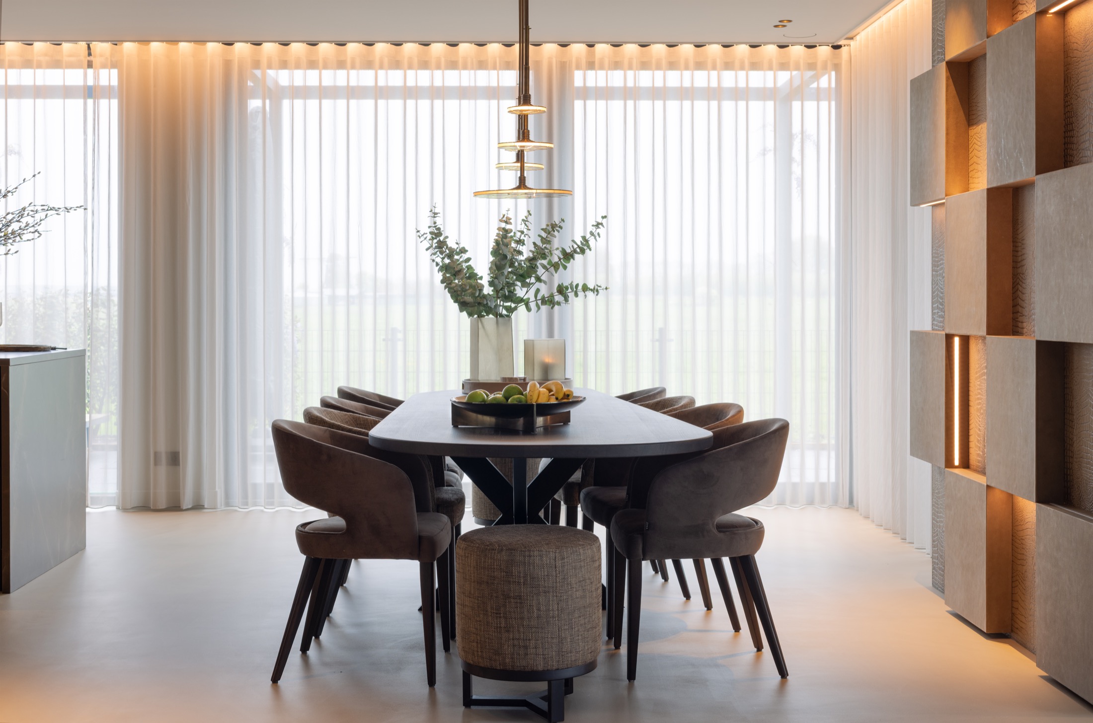 eettafel met luxe verlichting