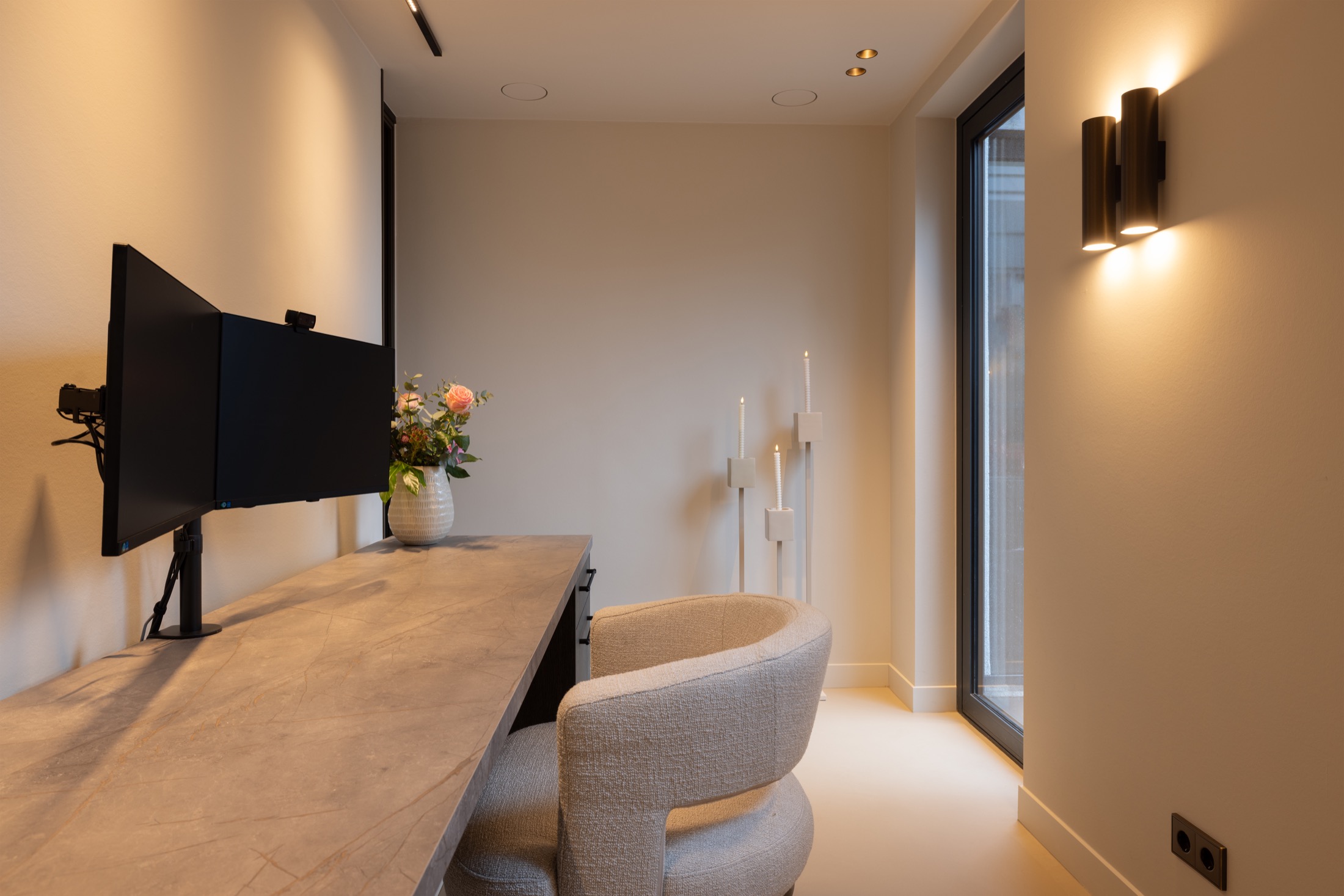 werkkamer met luxe verlichting