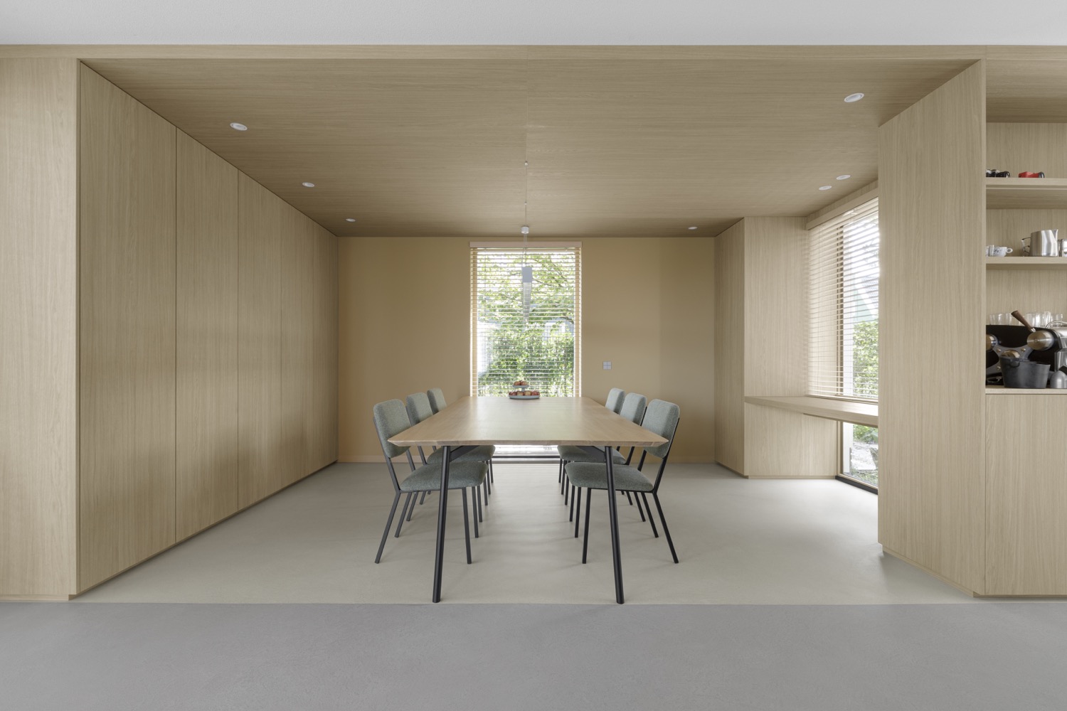 eetkamer met tafel en stoelen