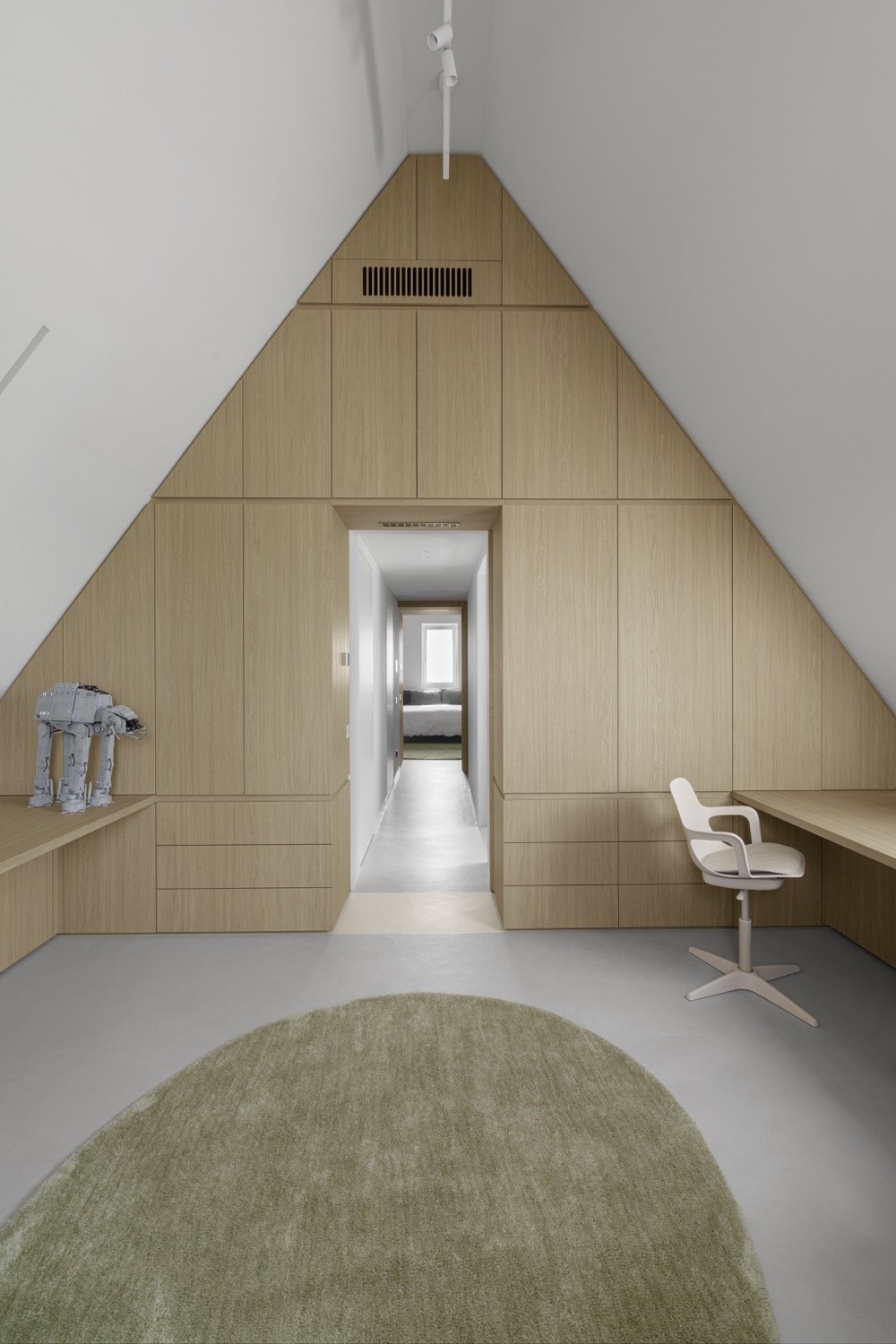 luxe slaapkamer met kastenwand