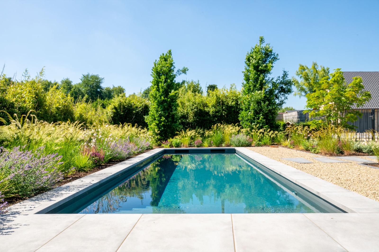 luxe tuin met zwemad