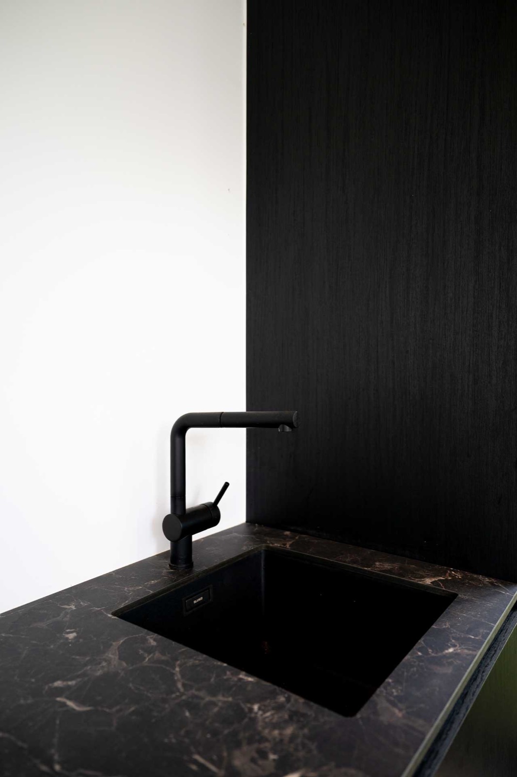 keuken met spoelbak en kraan