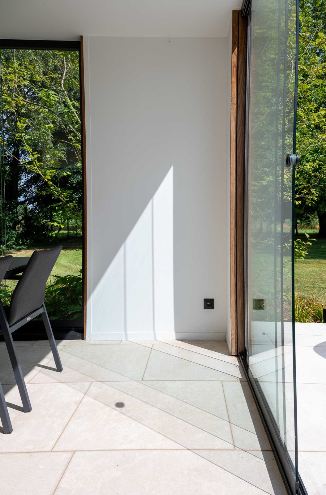 poolhouse met glazen schuifdeuren