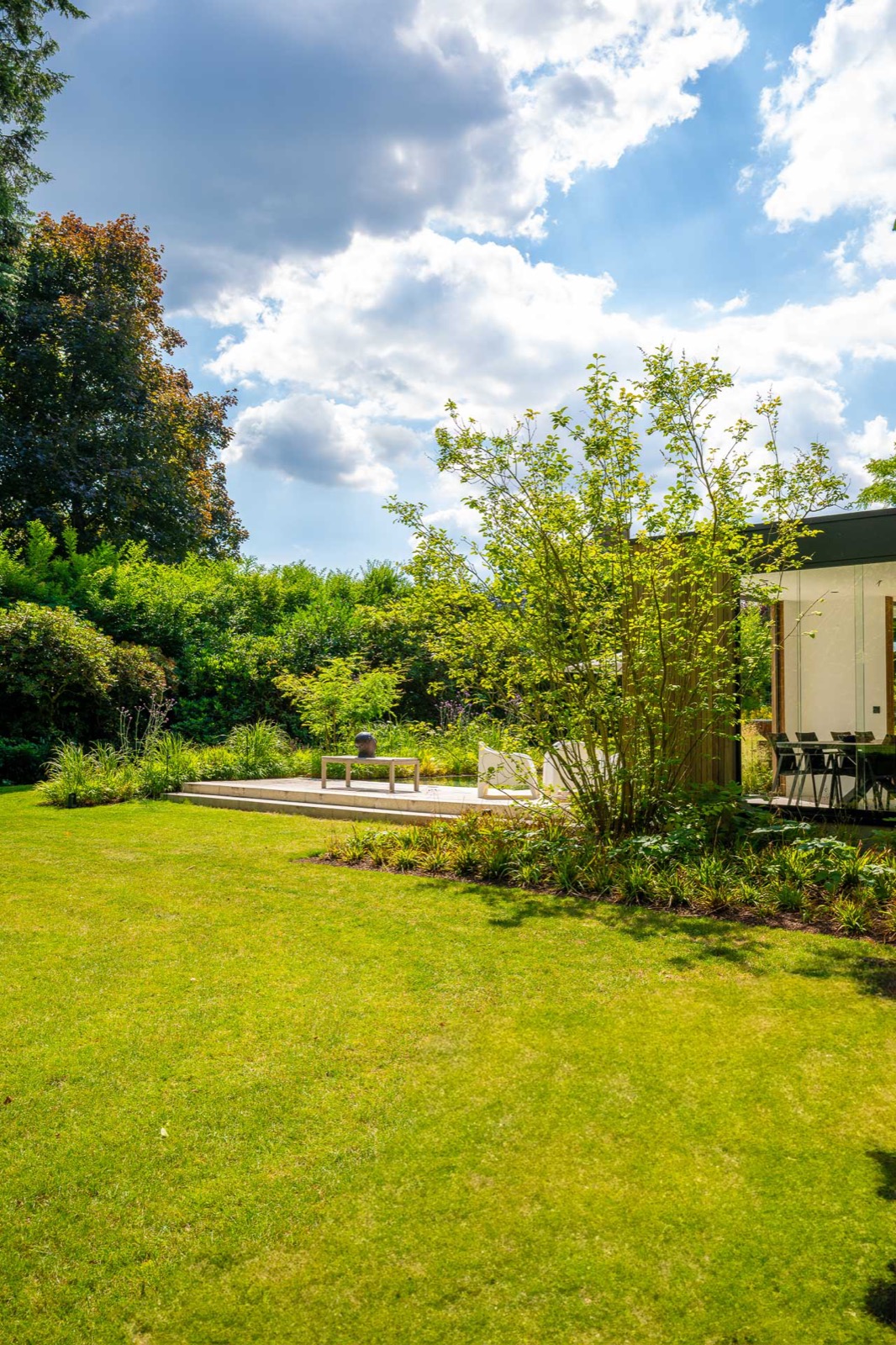tuin met luxe beplanting