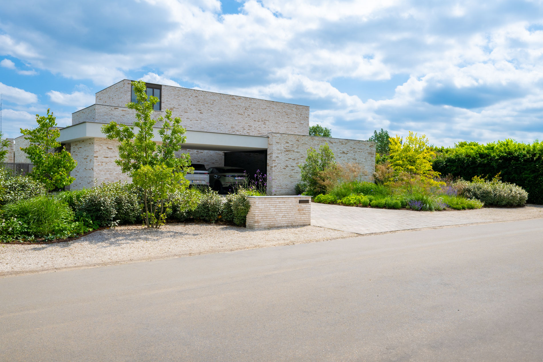 moderne villa met oprit