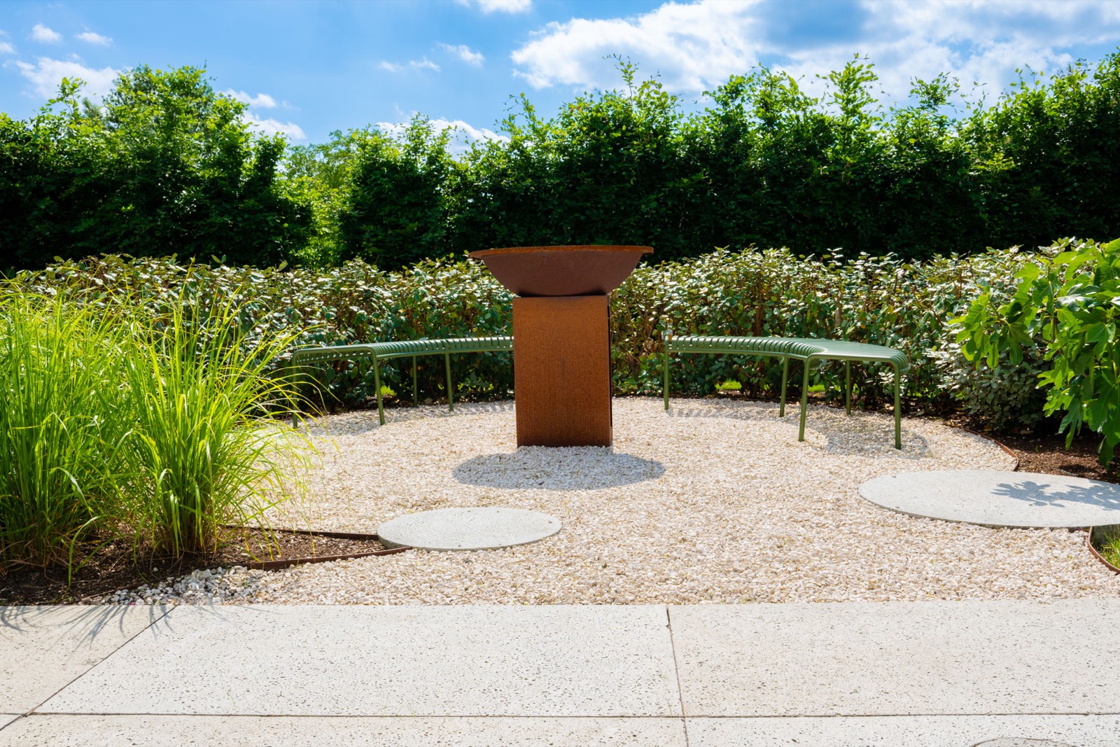 luxe tuin met banken