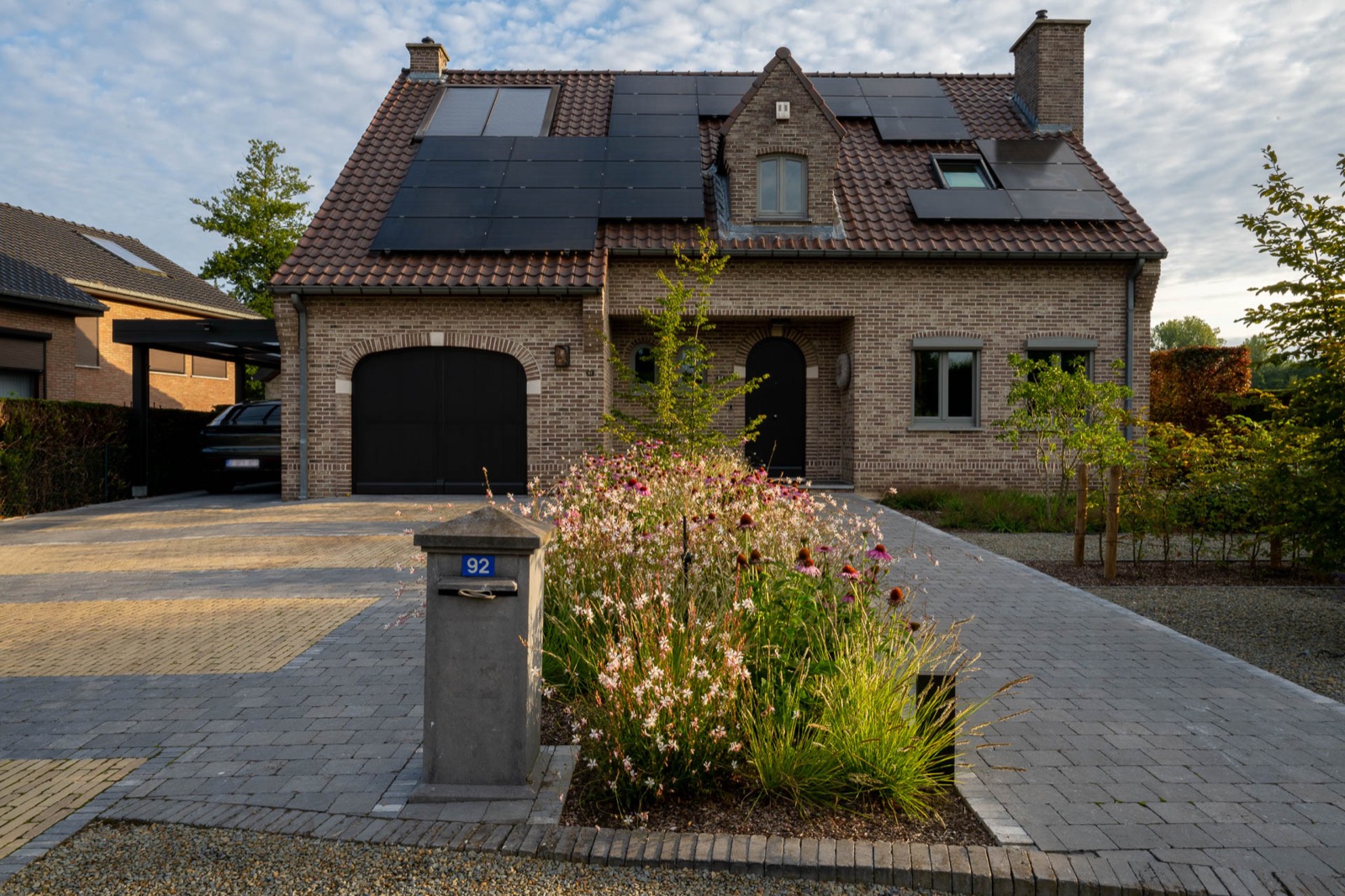woonhuis met groene voortuin