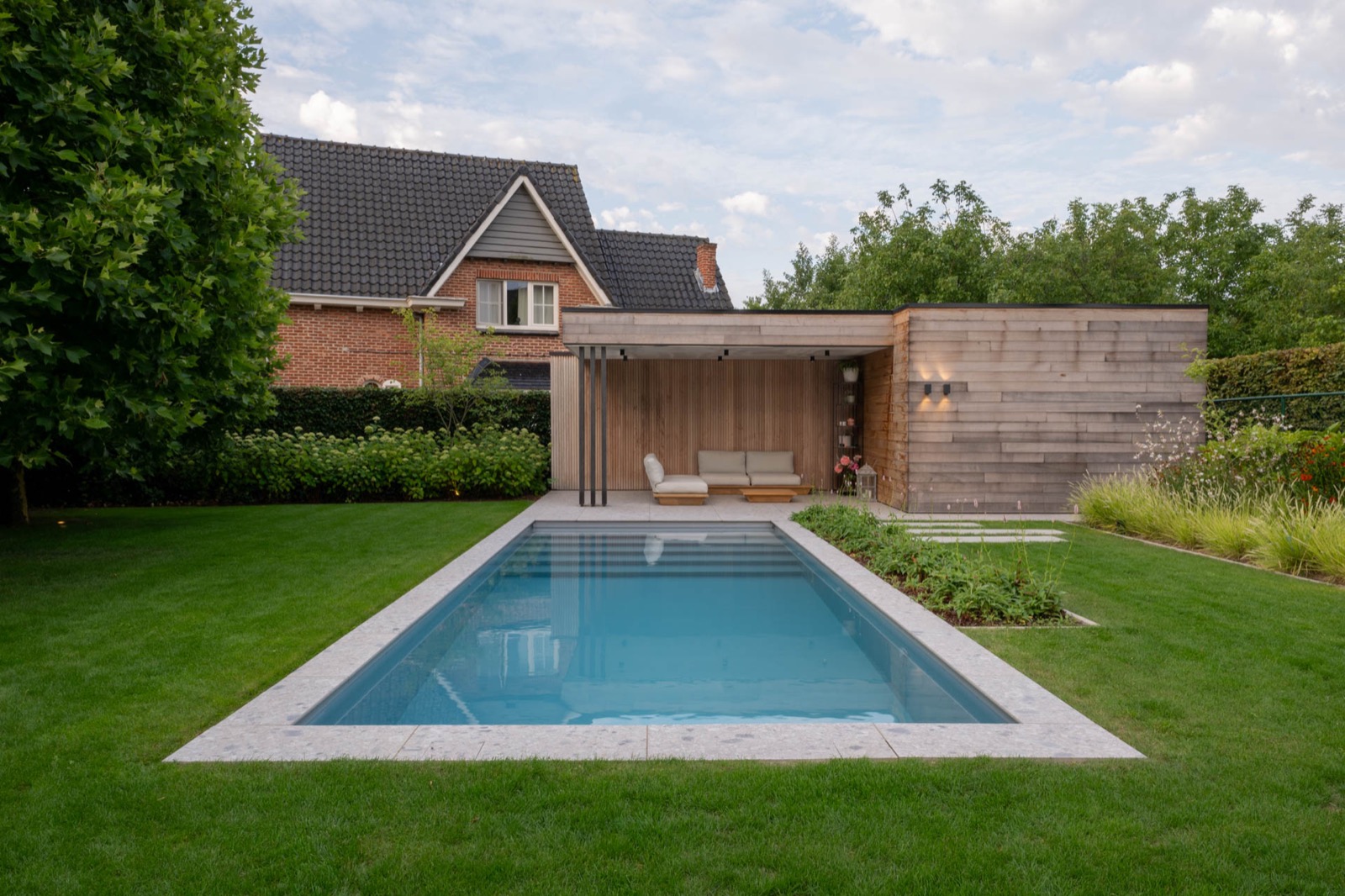 moderne tuin met zwembad